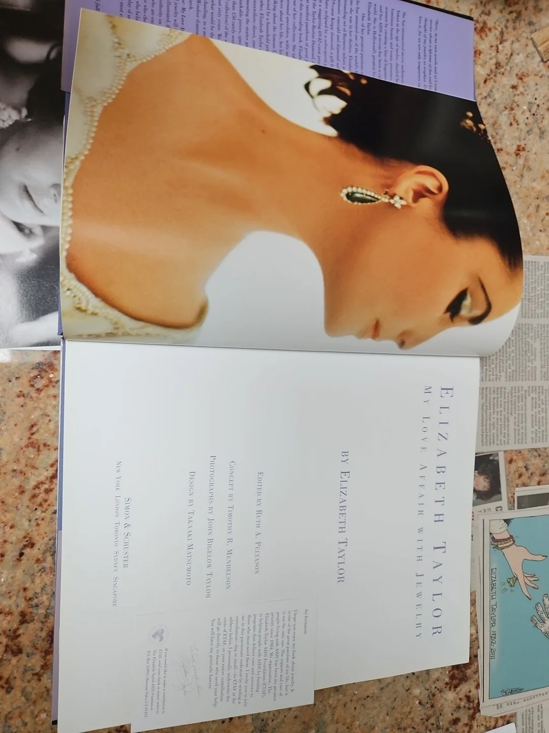 Elizabeth Taylor — Elizabeth Taylor autographed Photo 1991 Photo B&W 8 x 10 And Book Of Her Jewerly, изображение 3
