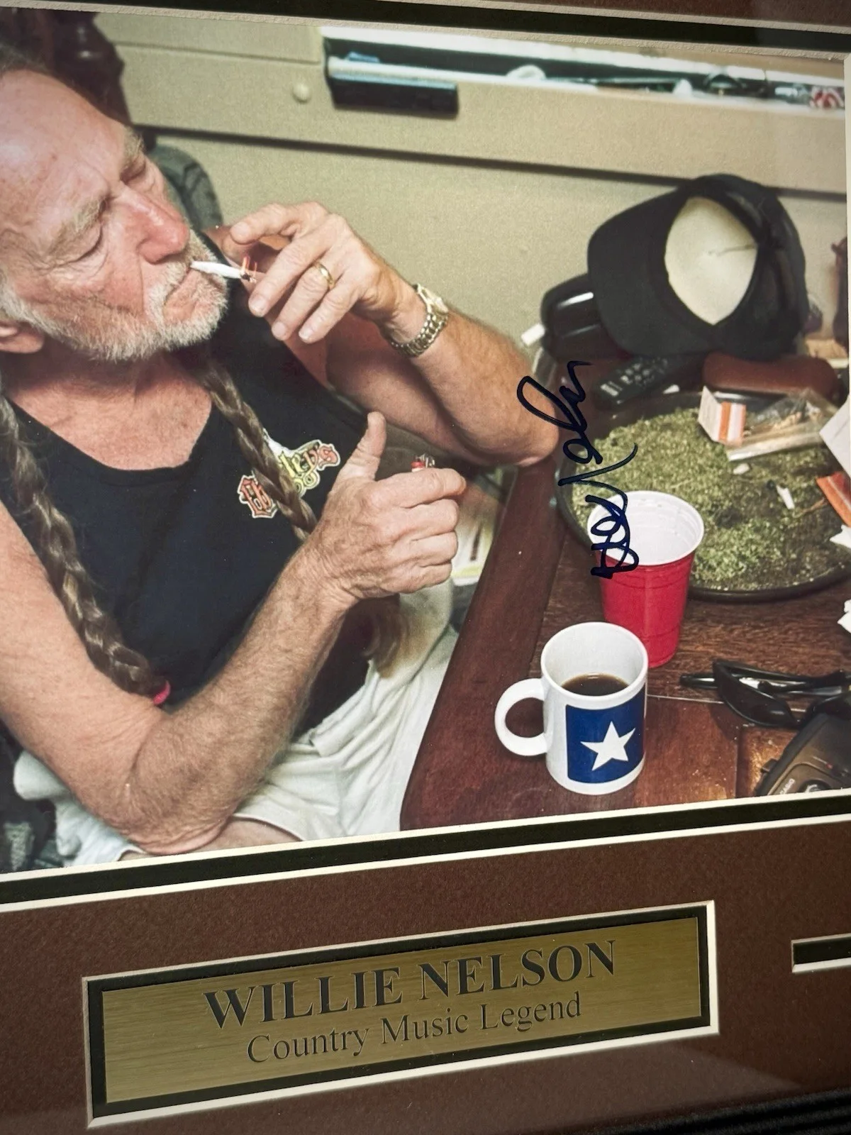 Willie Nelson 15.5” x 17.5” Framed Autograph Iconic “Lighting Up” Image with COA, image 3