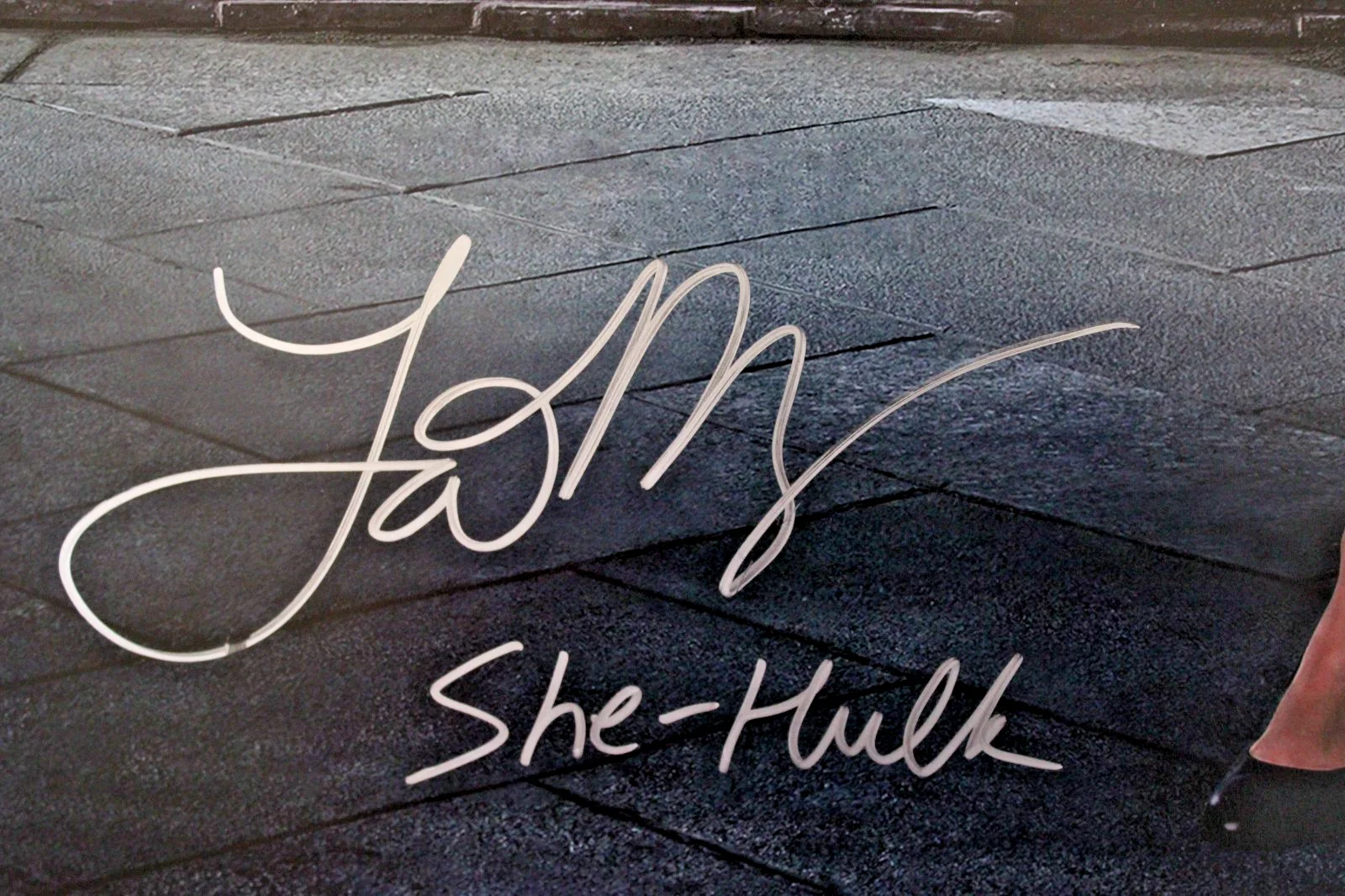 Tatiana Maslany — Tatiana Maslany Signed 20x30 Photo “She‑Hulk” Autograph Marvel MCU SWAU COA, изображение 2