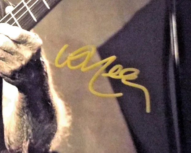 Willie Nelson Hand Signed Photo 8x10 in 11x9 Frame. Signed & Framed for display, image 2