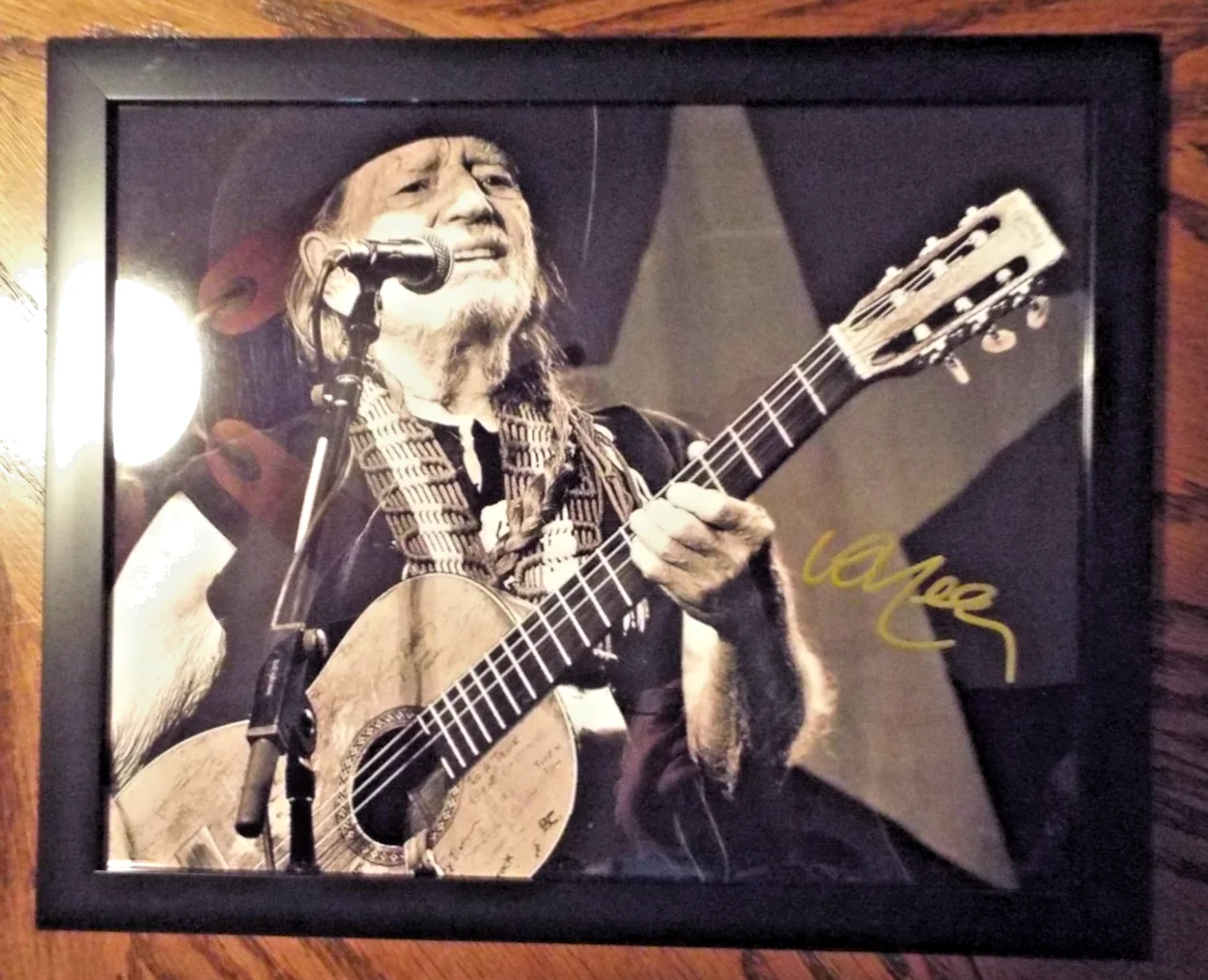 Willie Nelson Hand Signed Photo 8x10 in 11x9 Frame. Signed & Framed for display, image 3