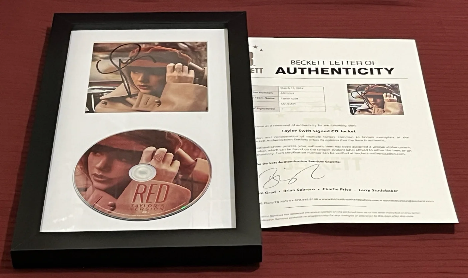 TAYLOR SWIFT SIGNED & FRAMED RED AMAZING CD DISPLAY AUTOGRAPH BECKETT BAS LOA, изображение 2