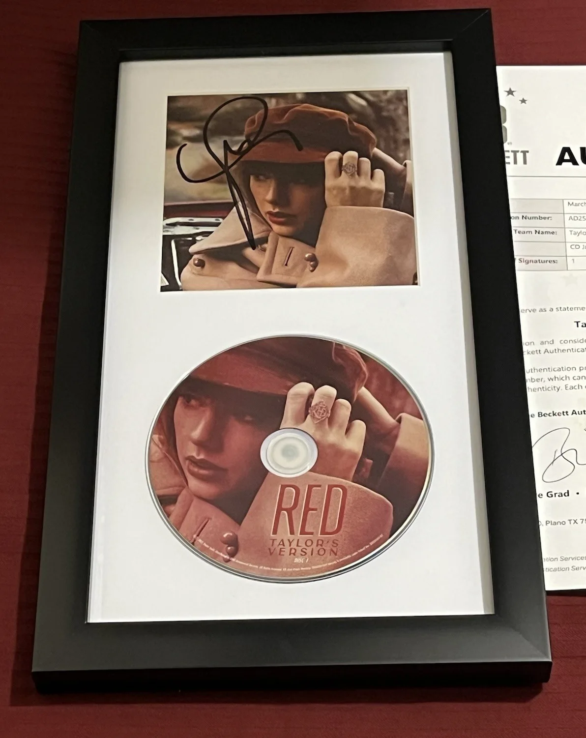 TAYLOR SWIFT SIGNED & FRAMED RED AMAZING CD DISPLAY AUTOGRAPH BECKETT BAS LOA, изображение 3