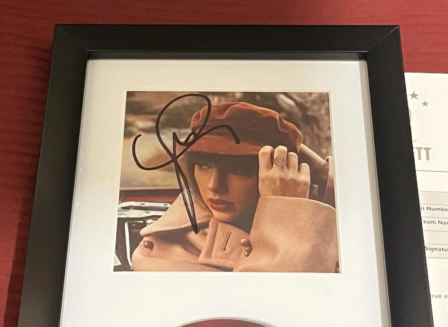 TAYLOR SWIFT SIGNED & FRAMED RED AMAZING CD DISPLAY AUTOGRAPH BECKETT BAS LOA, изображение 4