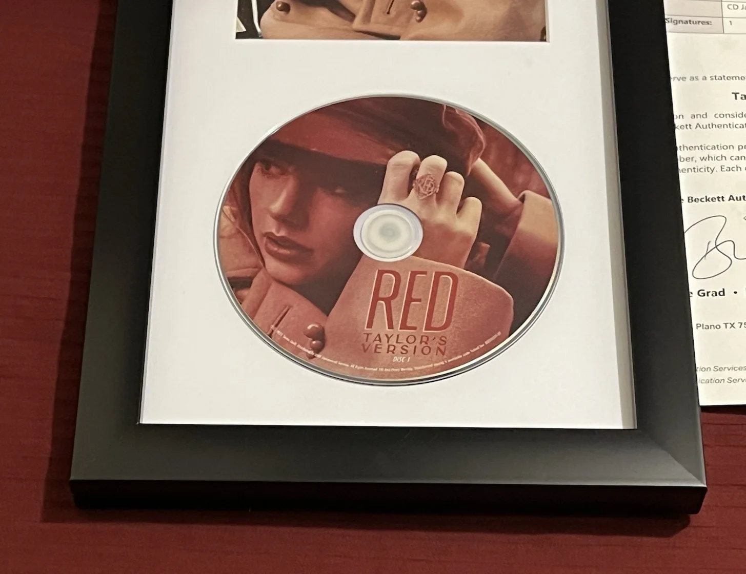 TAYLOR SWIFT SIGNED & FRAMED RED AMAZING CD DISPLAY AUTOGRAPH BECKETT BAS LOA, изображение 5