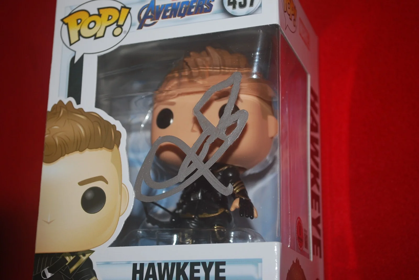 JEREMY RENNER — AVENGERS JEREMY RENNER HAWKEYE Signed FUNKO POP 457 Beckett COA BV81427, image 3