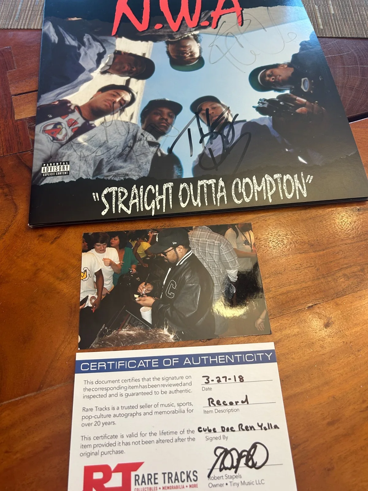 NWA album signed by Ice Cube, MC Ren, DJ Yella + the DOC. COA, изображение 4