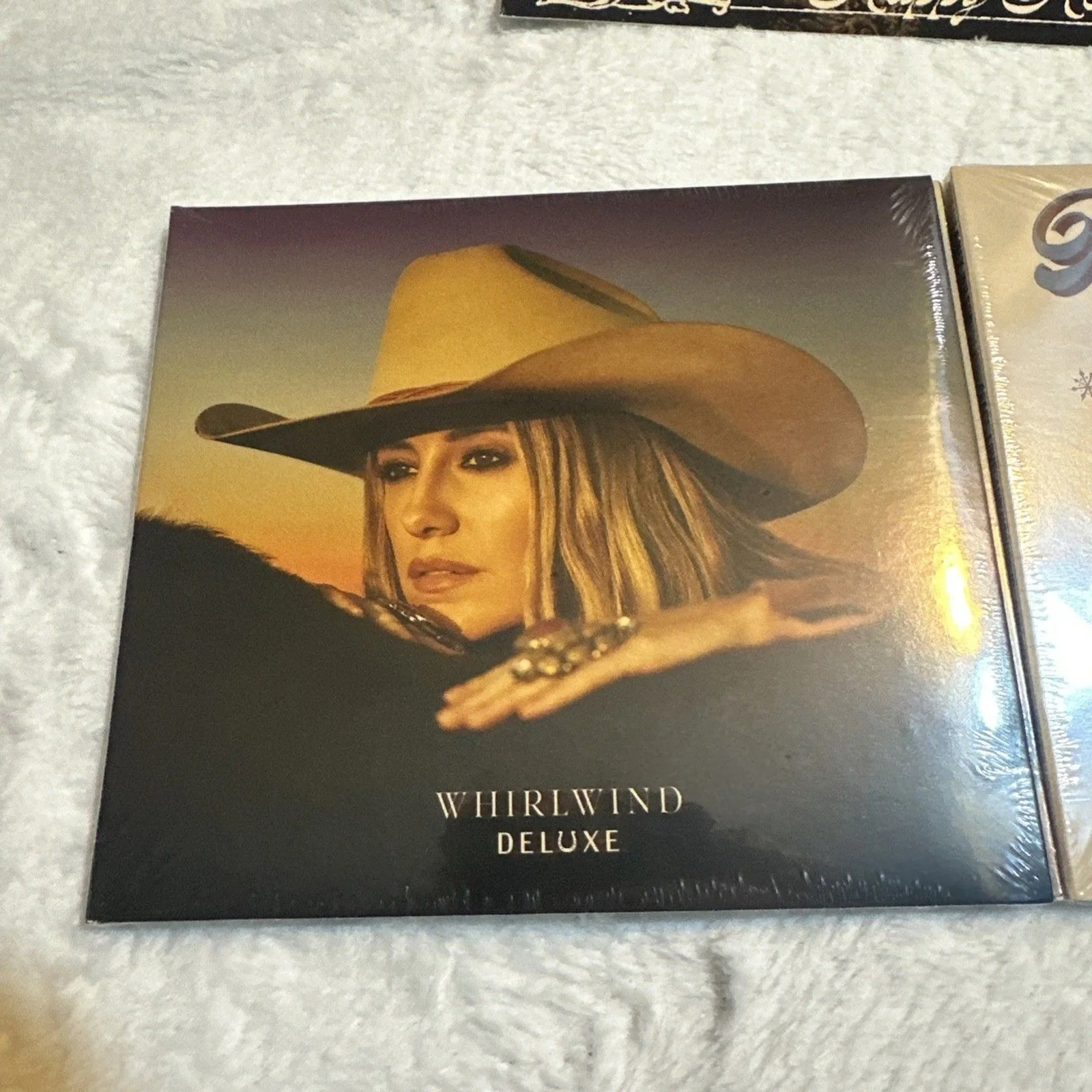 Lainey Wilson Peace Love & Cowboys/Whirlwind Deluxe CD W/ Signed 8x10 Insert NEW, изображение 5