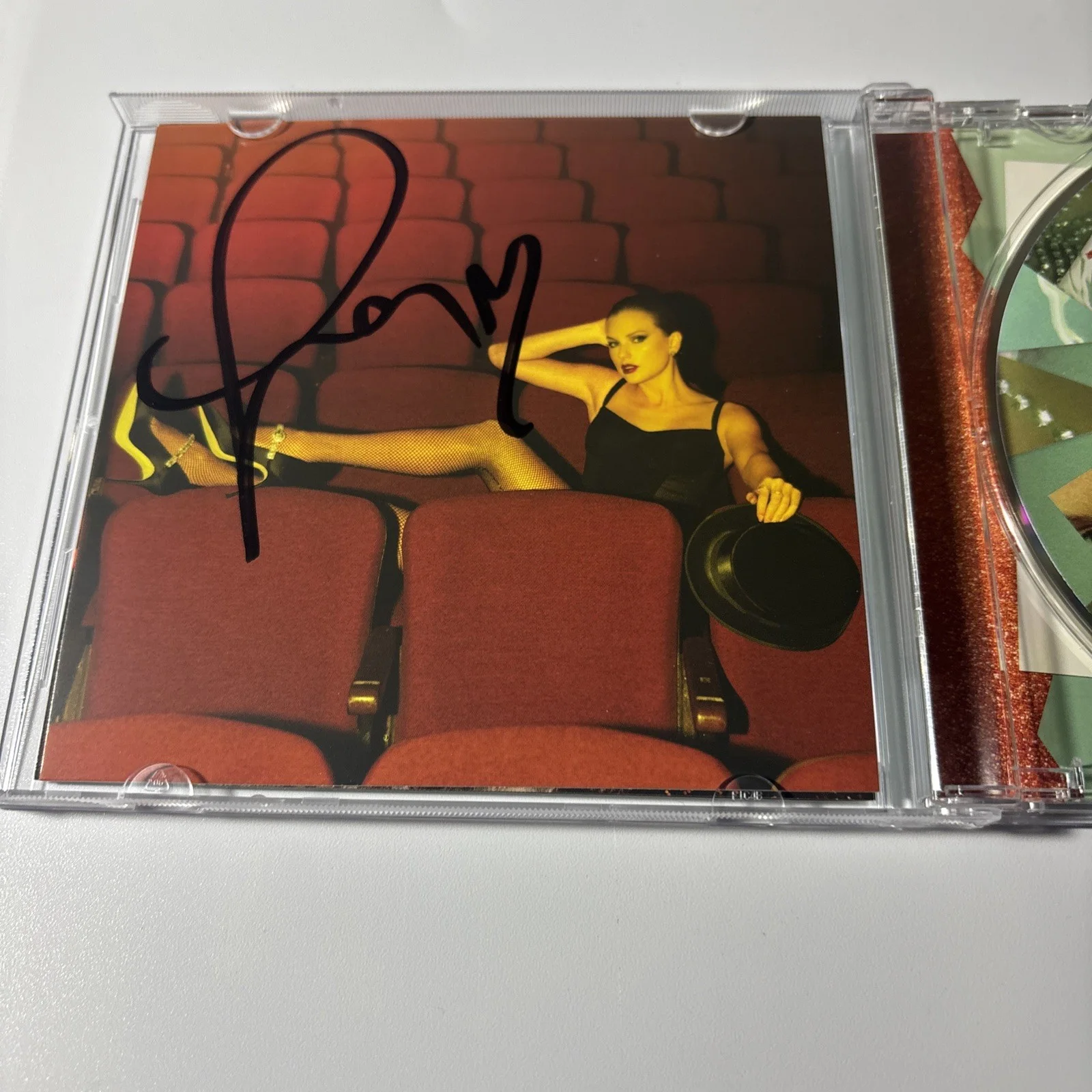 Rare Signed Taylor Swift The Life Of A Showgirl CD Photo 4, изображение 2