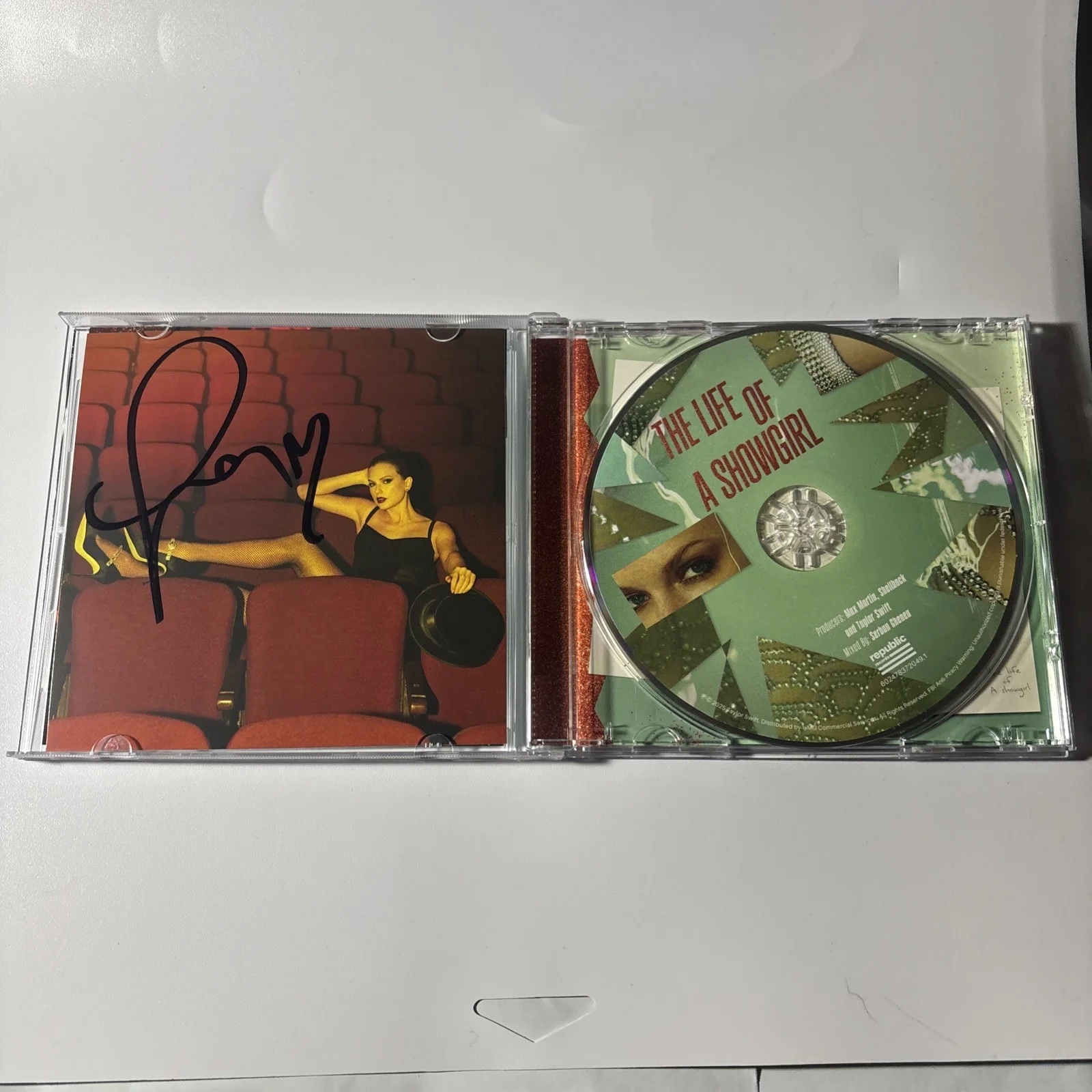 Rare Signed Taylor Swift The Life Of A Showgirl CD Photo 4, изображение 3