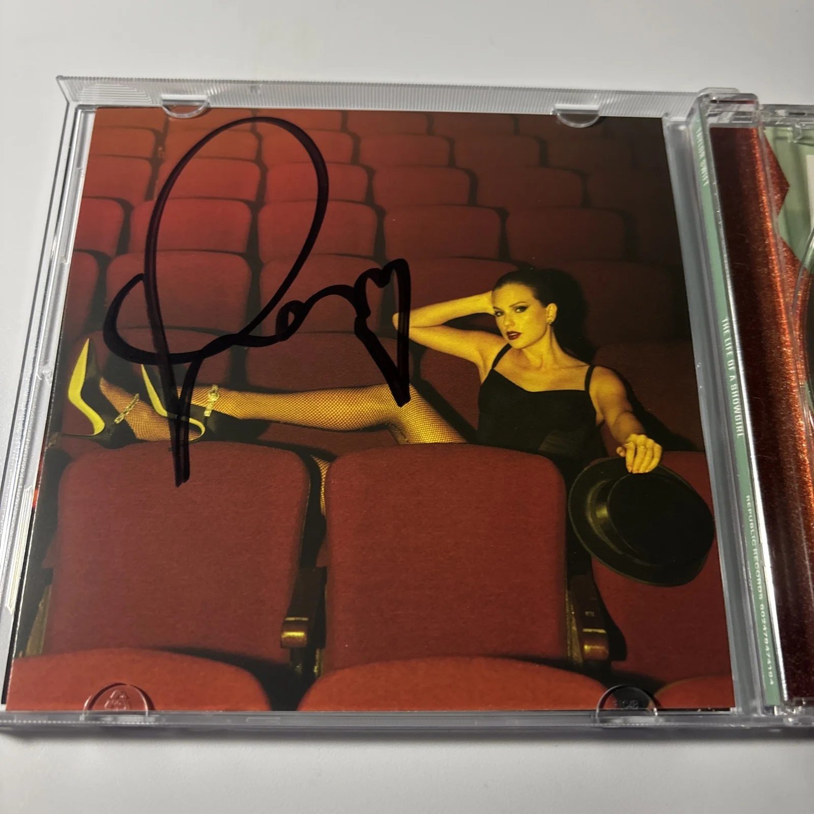Rare Signed Taylor Swift The Life Of A Showgirl CD Photo 4, изображение 2