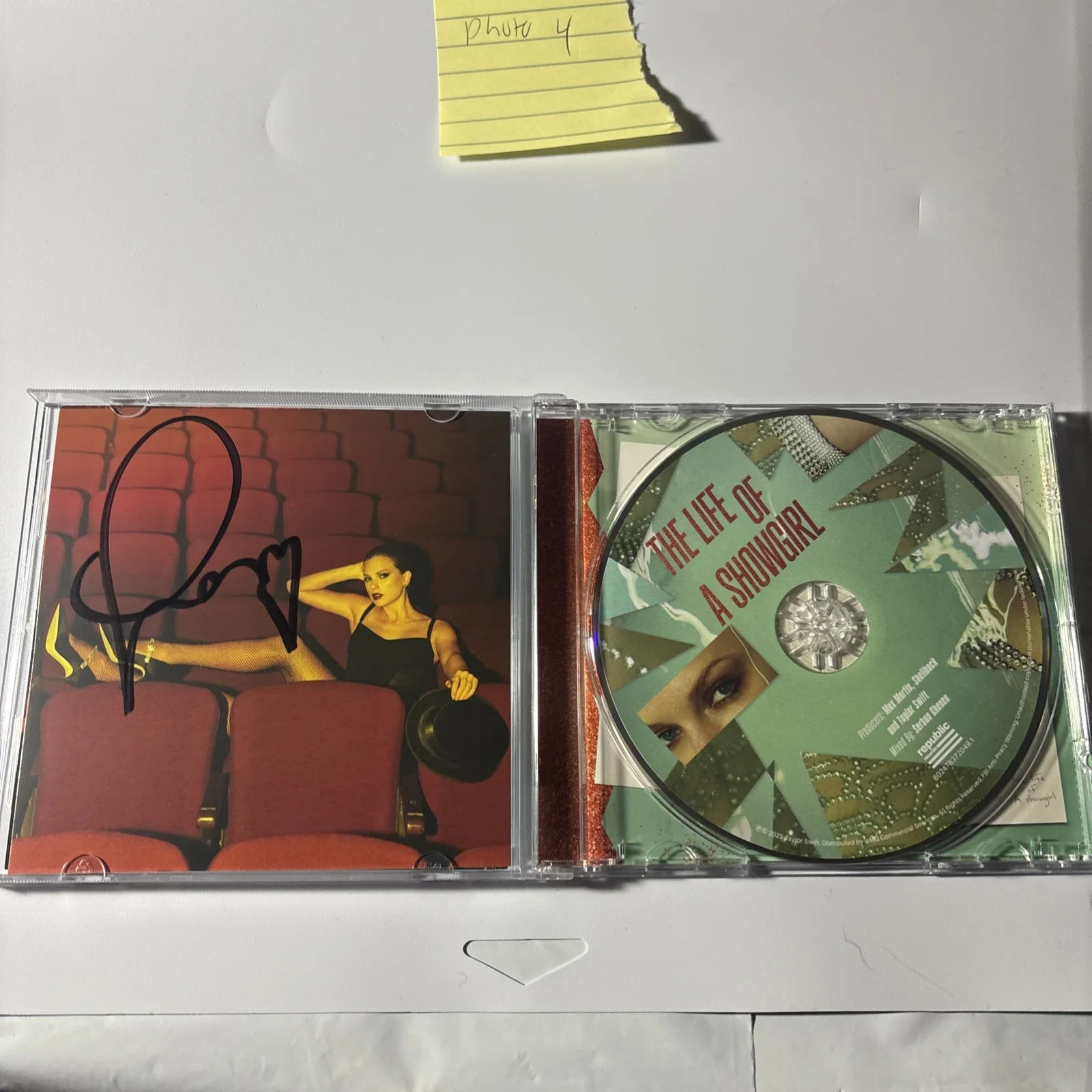Rare Signed Taylor Swift The Life Of A Showgirl CD Photo 4, изображение 3