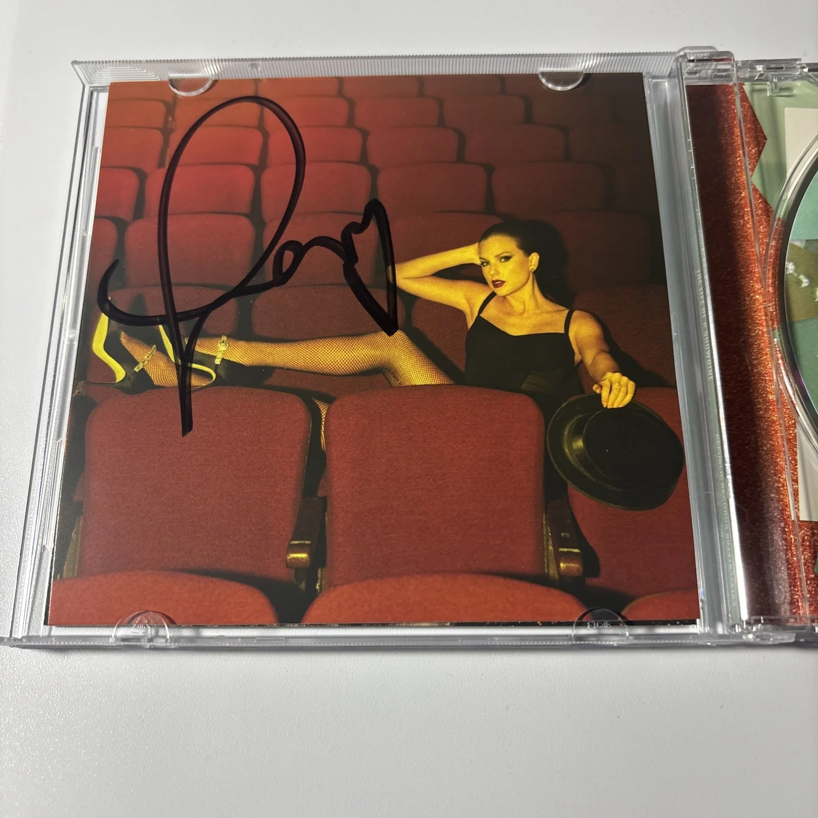 Rare Signed Taylor Swift The Life Of A Showgirl CD Photo 4, изображение 2