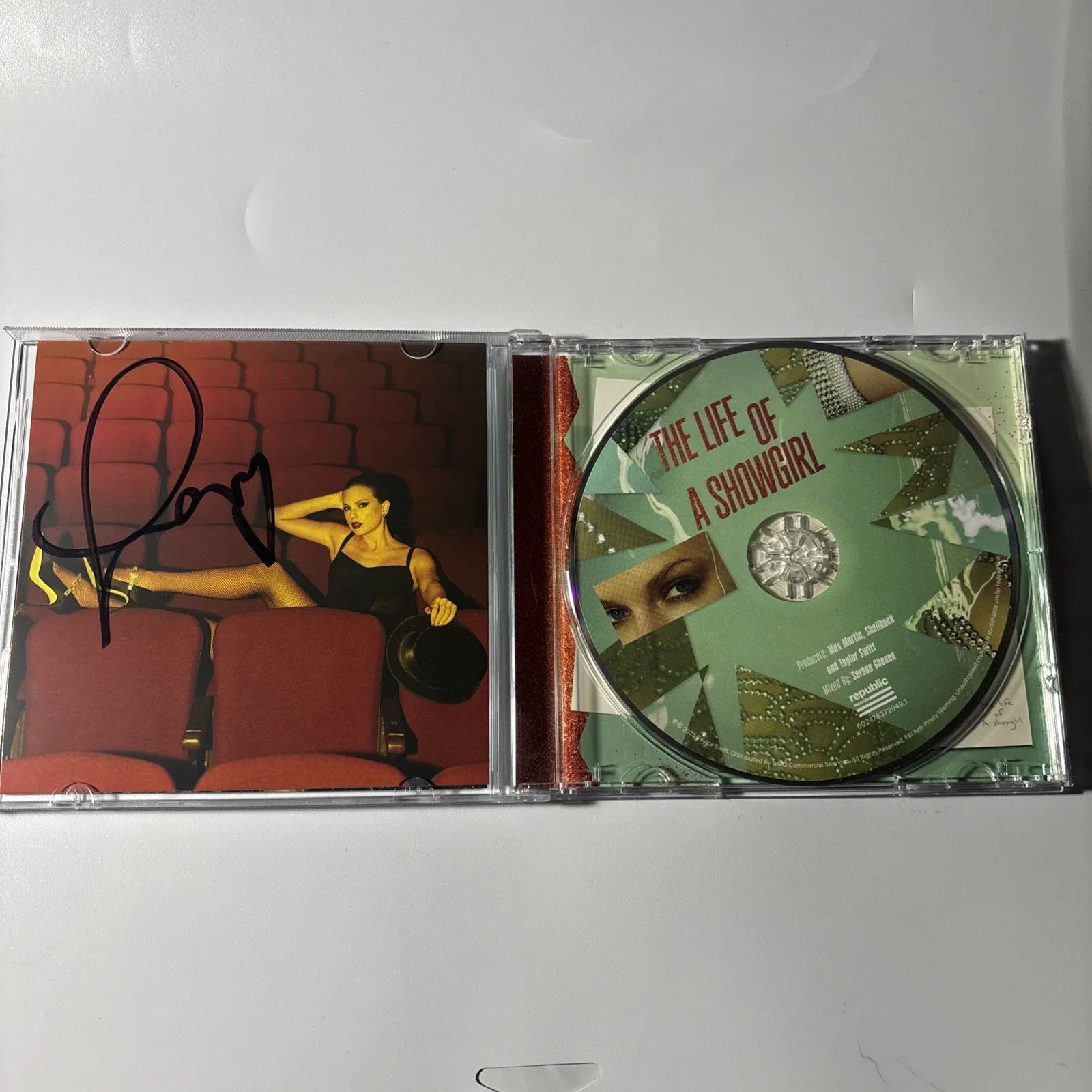 Rare Signed Taylor Swift The Life Of A Showgirl CD Photo 4, изображение 3