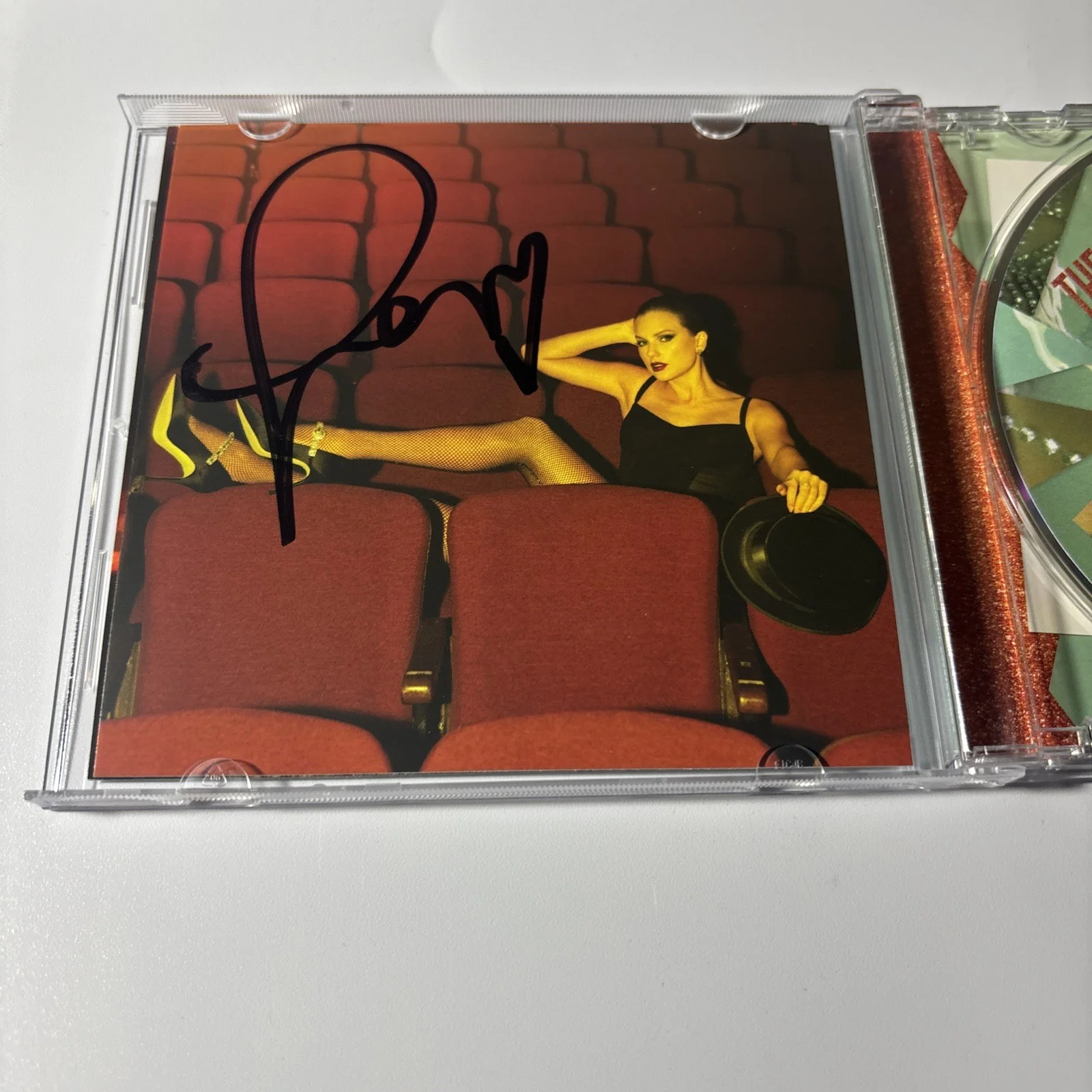 Rare Signed Taylor Swift The Life Of A Showgirl CD Photo 4, изображение 2