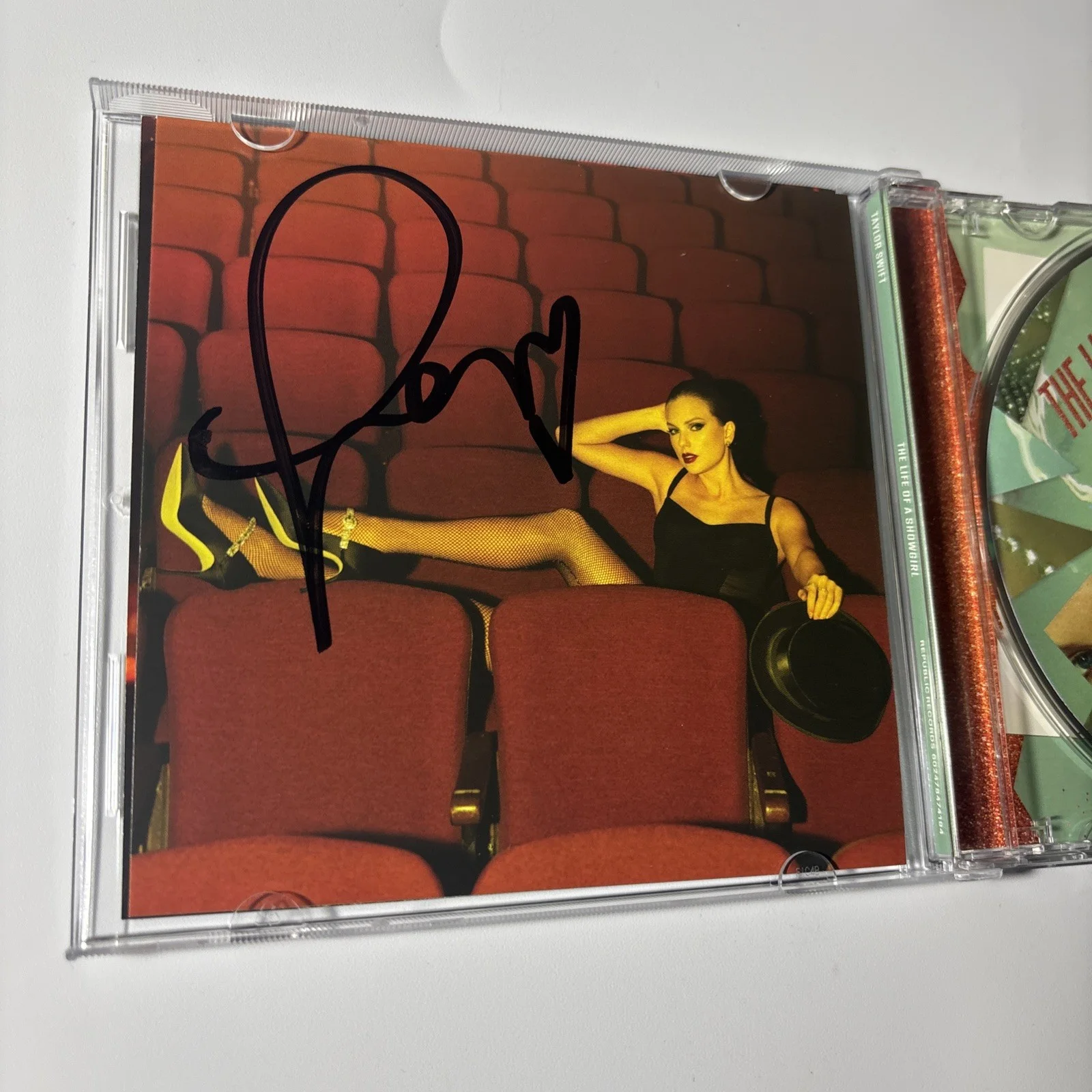 Rare Signed Taylor Swift The Life Of A Showgirl CD Photo 4, изображение 3