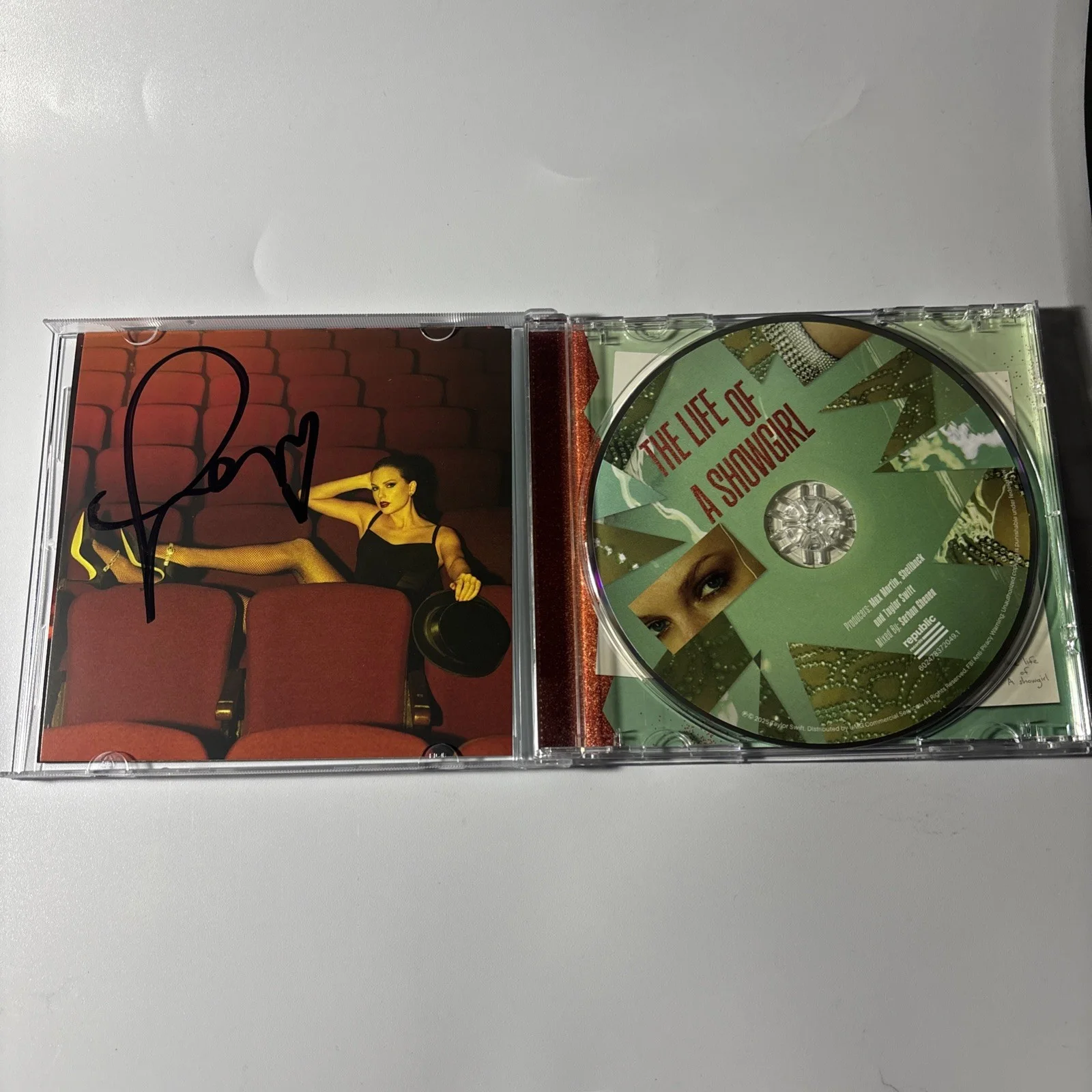 Rare Signed Taylor Swift The Life Of A Showgirl CD Photo 4, изображение 4