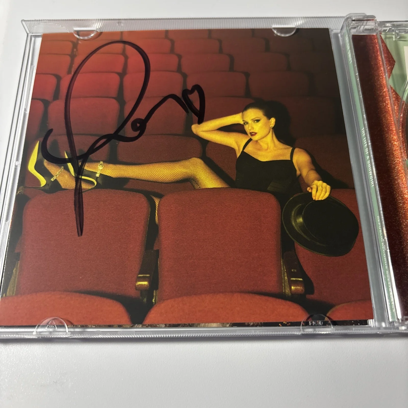 Rare Signed Taylor Swift The Life Of A Showgirl CD Photo 4, изображение 2