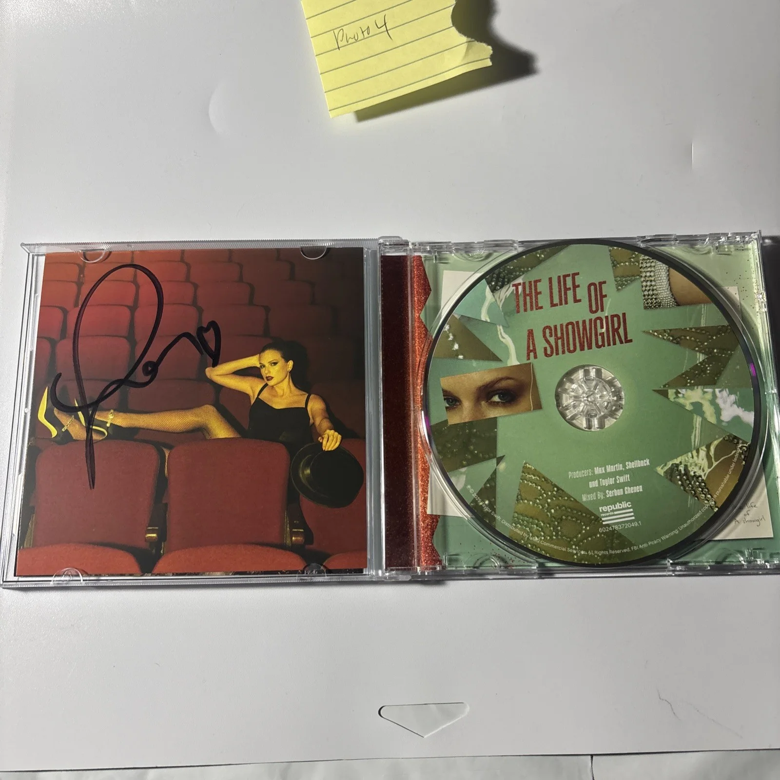 Rare Signed Taylor Swift The Life Of A Showgirl CD Photo 4, изображение 3
