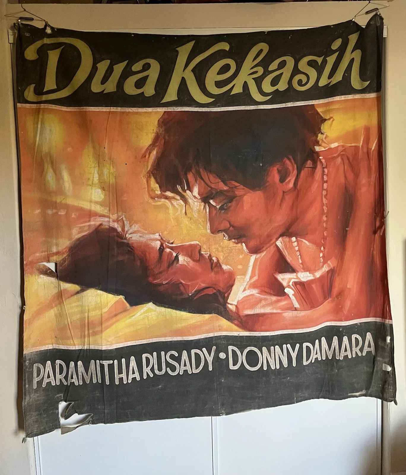 HAND PAINTED INDONESIAN MOVIE POSTER ON FABRIC SIGNED 63 X 59” Collectible VTG, изображение 4