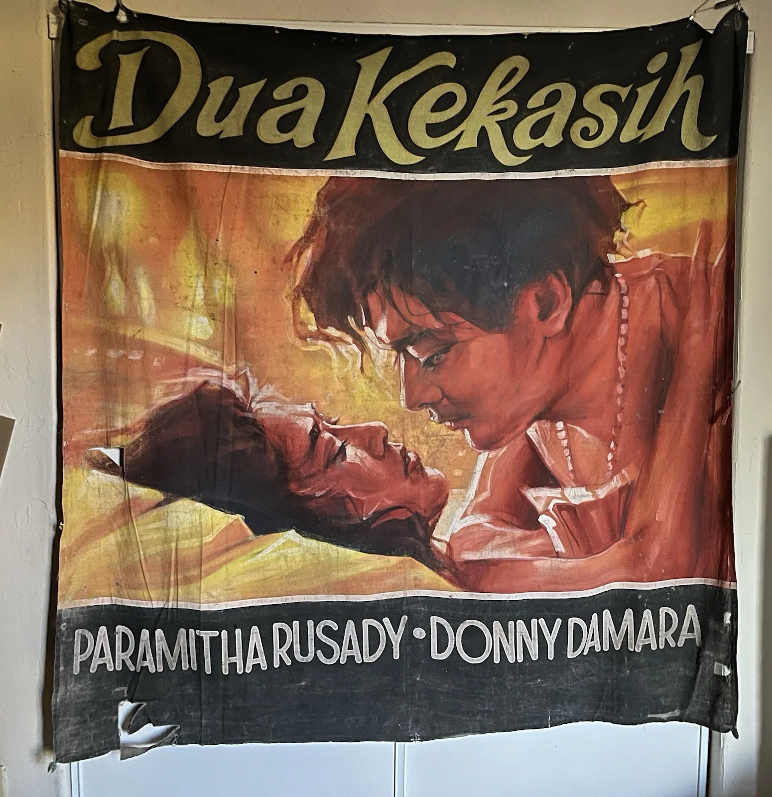 HAND PAINTED INDONESIAN MOVIE POSTER ON FABRIC SIGNED 63 X 59” Collectible VTG, изображение 5