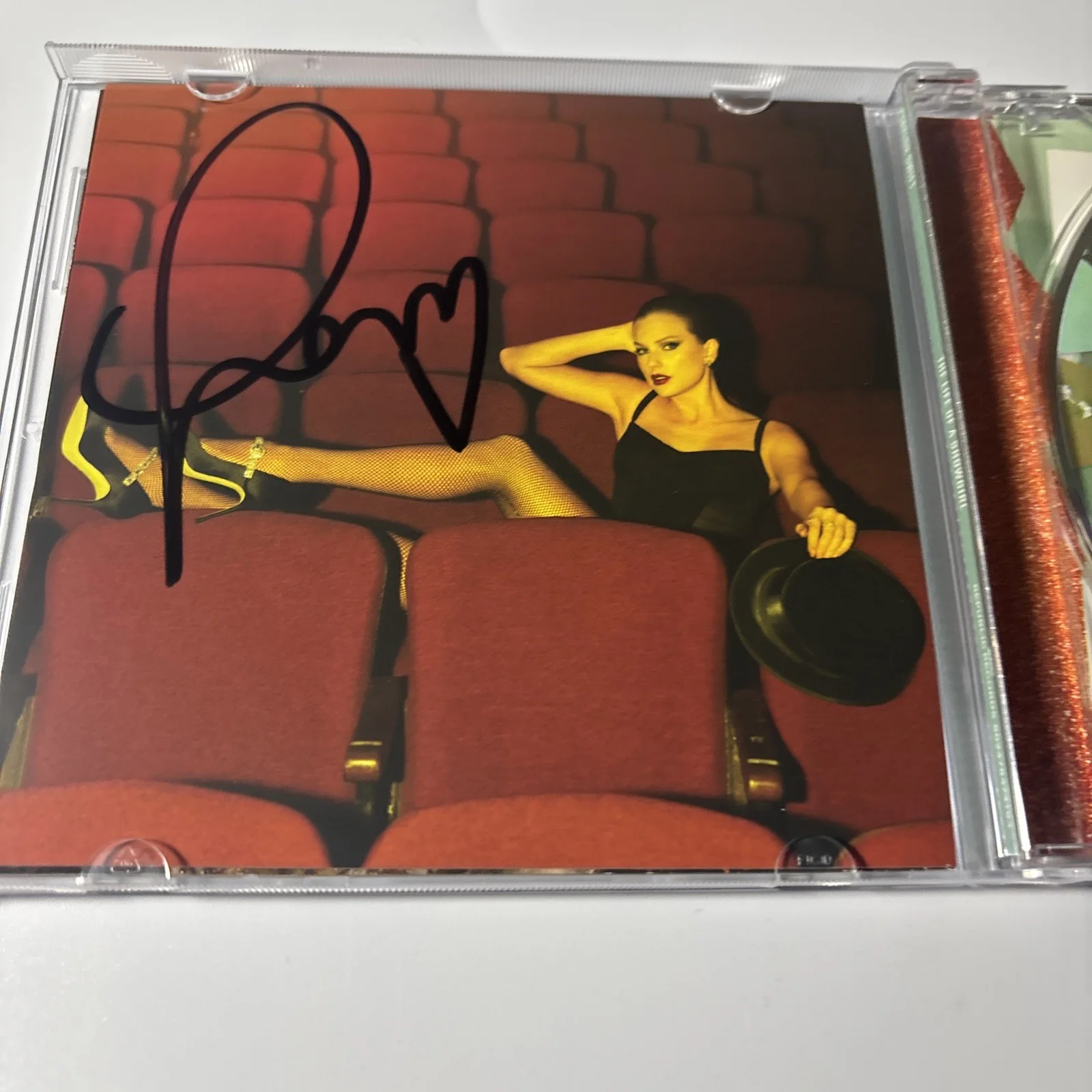 Rare Signed Taylor Swift The Life Of A Showgirl CD Photo 4, изображение 2