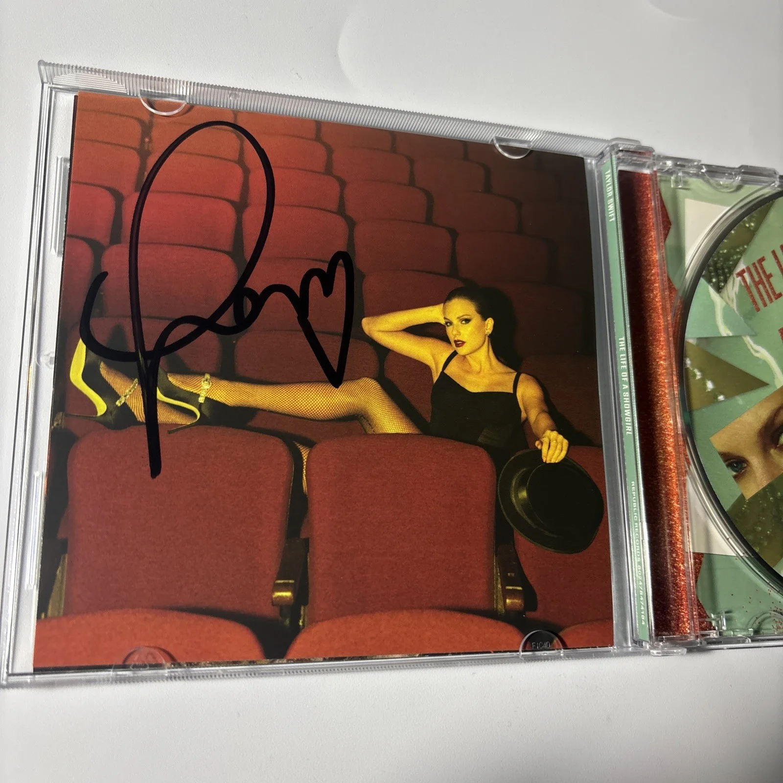 Rare Signed Taylor Swift The Life Of A Showgirl CD Photo 4, изображение 3