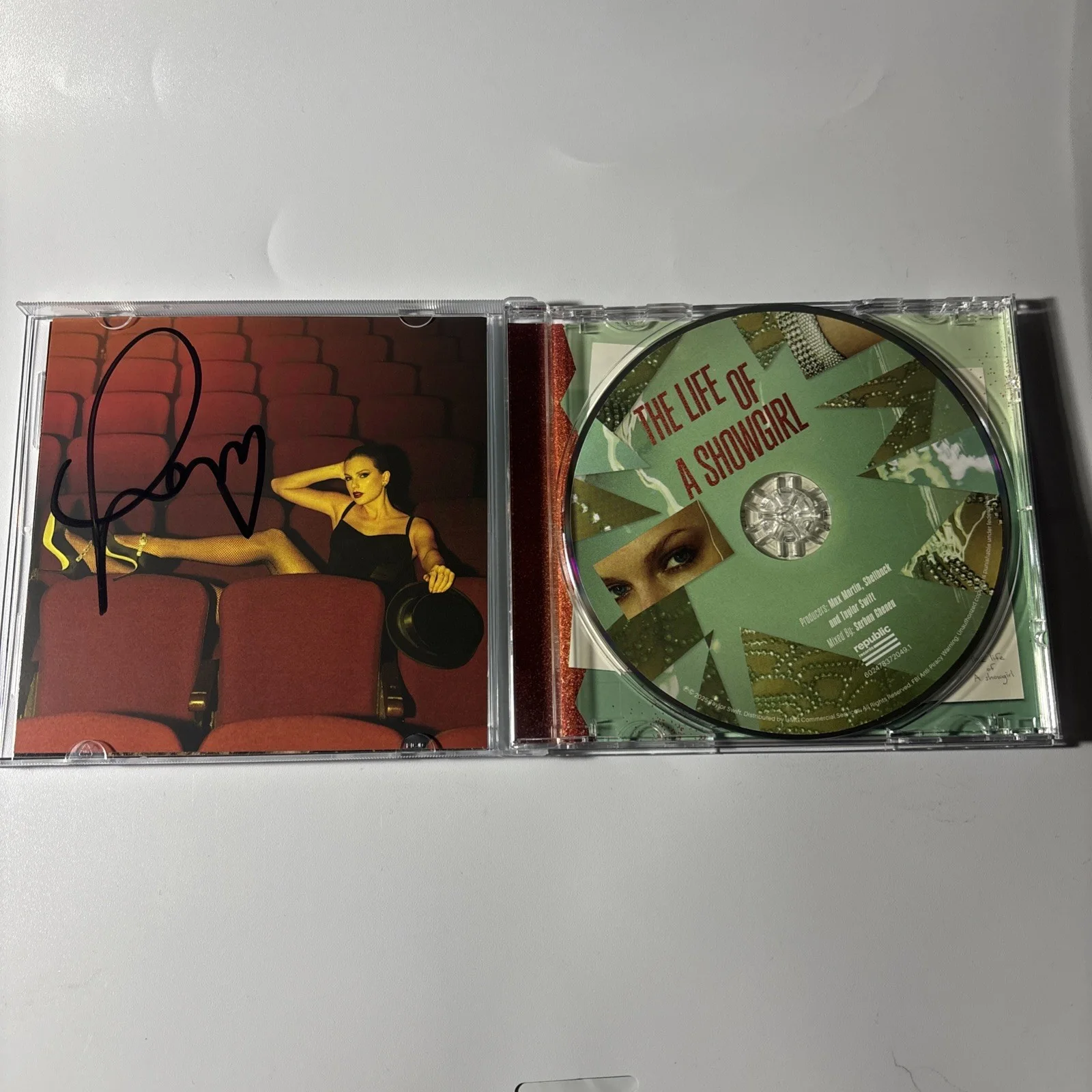 Rare Signed Taylor Swift The Life Of A Showgirl CD Photo 4, изображение 4