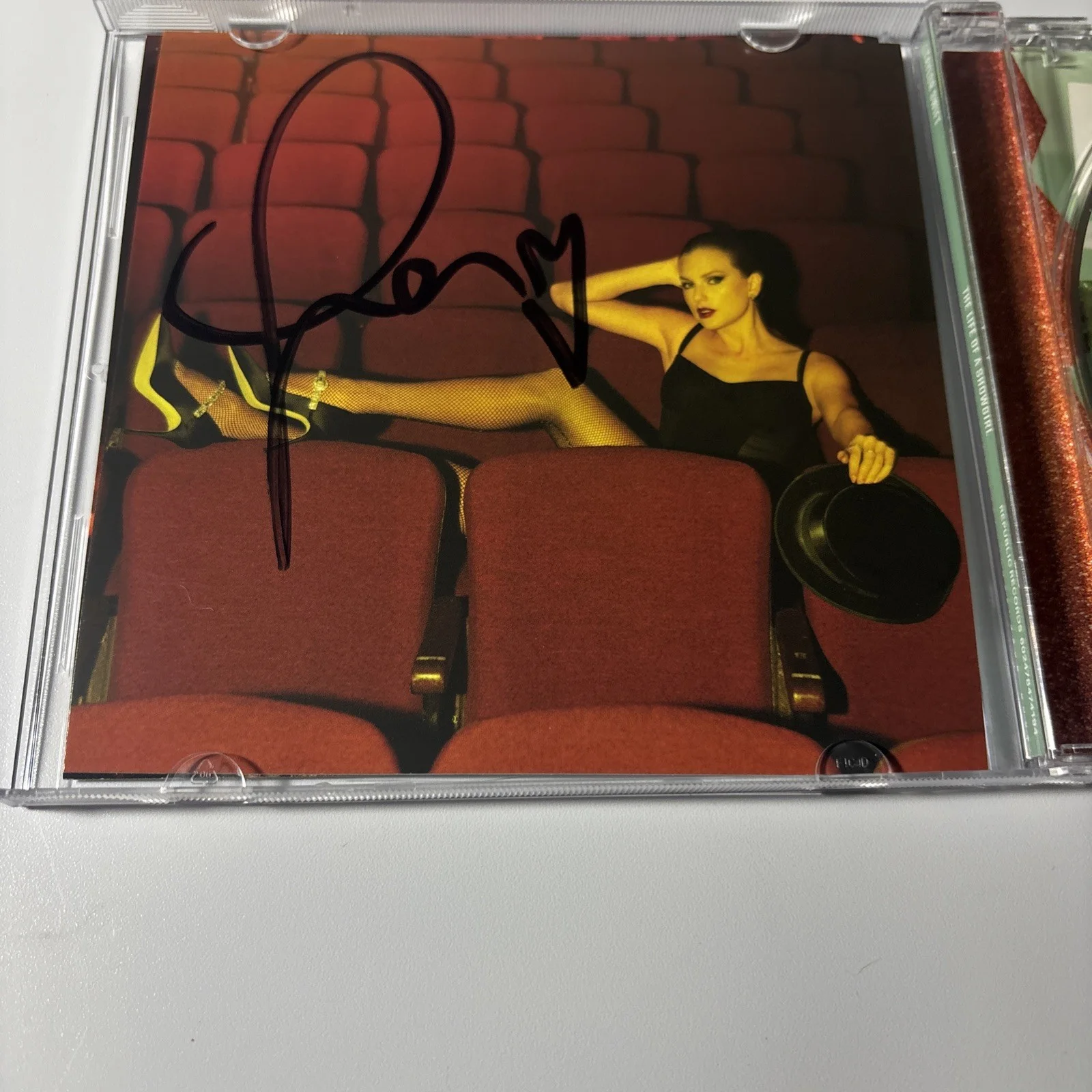 Rare Signed Taylor Swift The Life Of A Showgirl CD Photo 4, изображение 2