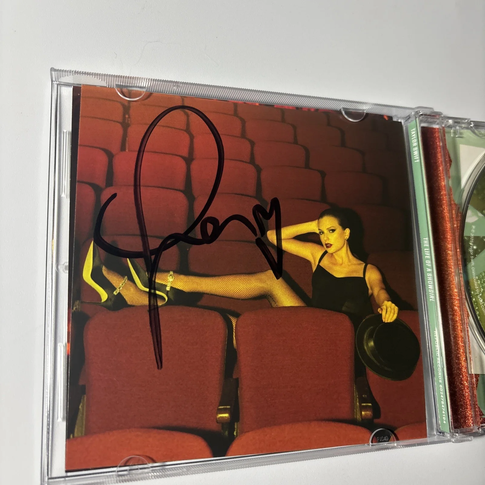 Rare Signed Taylor Swift The Life Of A Showgirl CD Photo 4, изображение 3