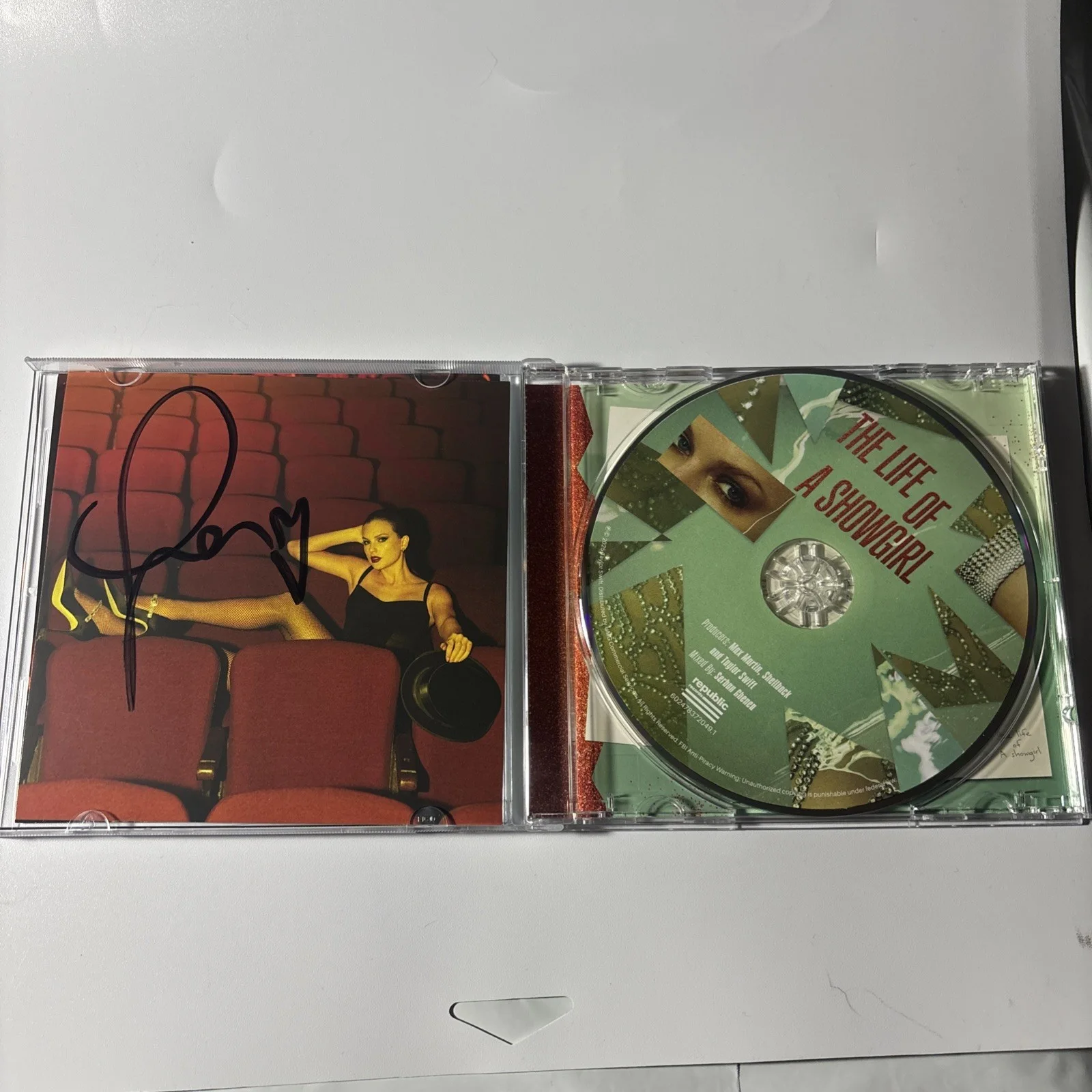 Rare Signed Taylor Swift The Life Of A Showgirl CD Photo 4, изображение 4