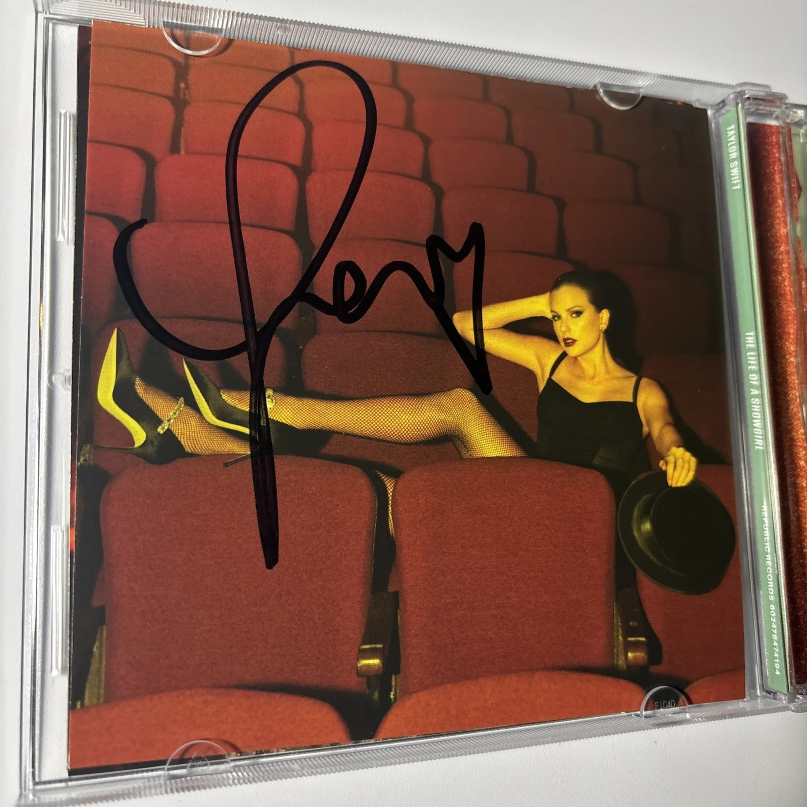 Rare LONG Signature heart Taylor Swift Signed The Life Of A Showgirl CD Photo 4, изображение 2
