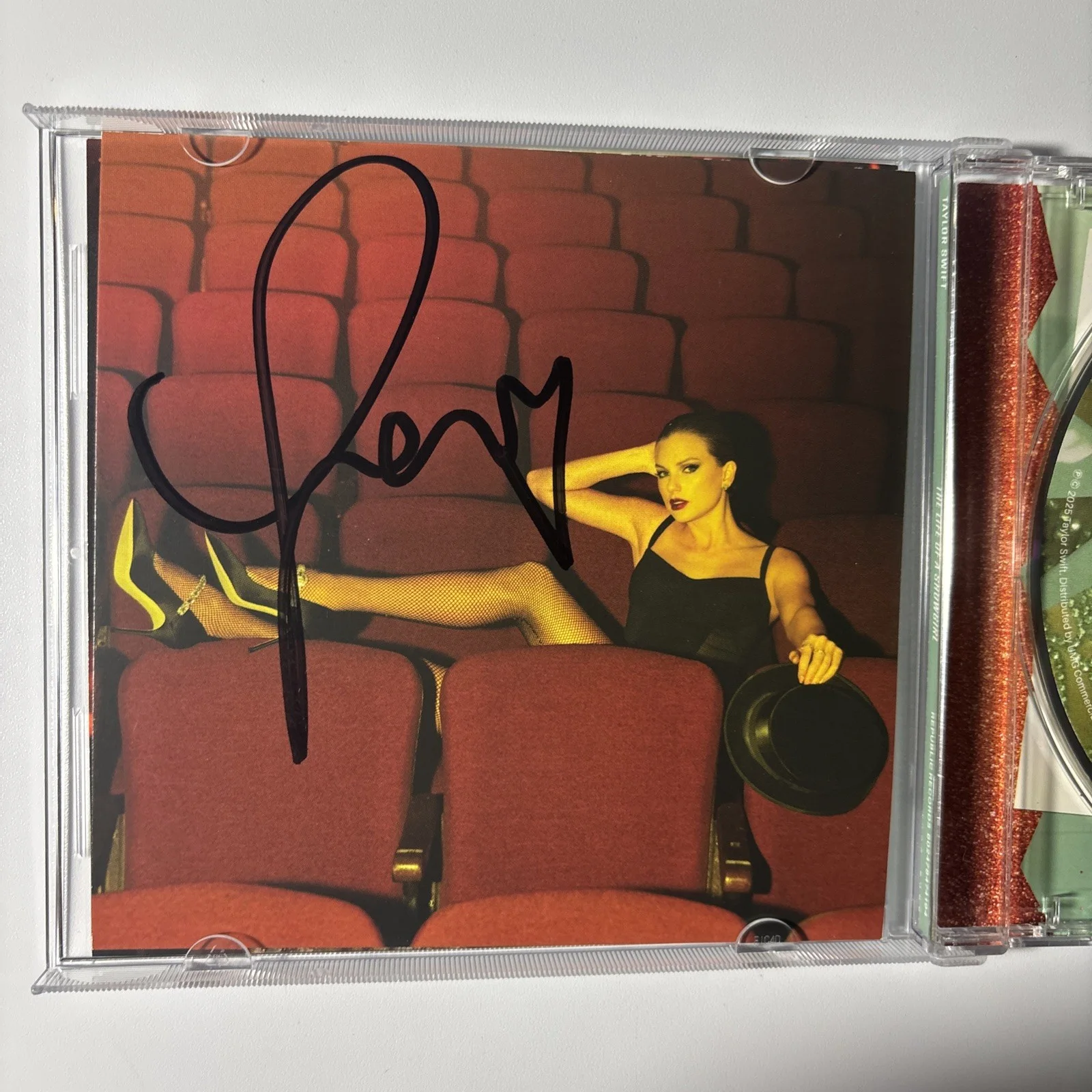 Rare LONG Signature heart Taylor Swift Signed The Life Of A Showgirl CD Photo 4, изображение 3