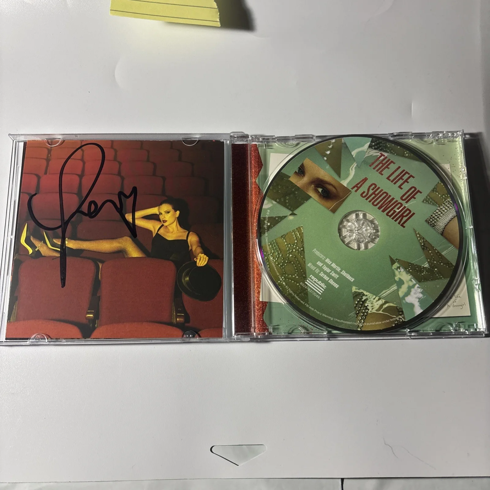 Rare LONG Signature heart Taylor Swift Signed The Life Of A Showgirl CD Photo 4, изображение 4