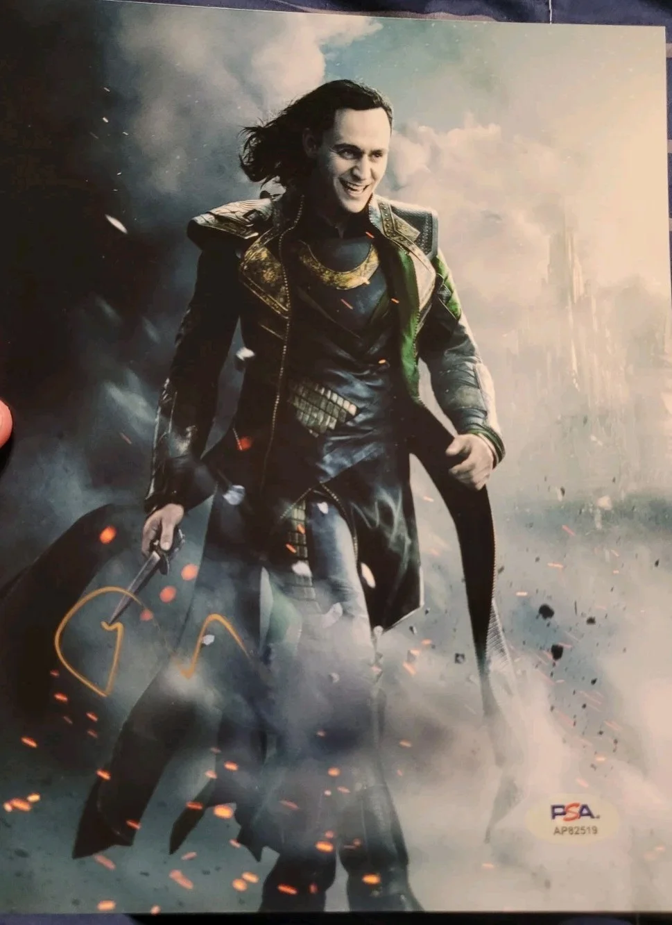 tom hiddleston — Tom Hiddleston Loki Signed autograph 8x10 PSA COA, image 2