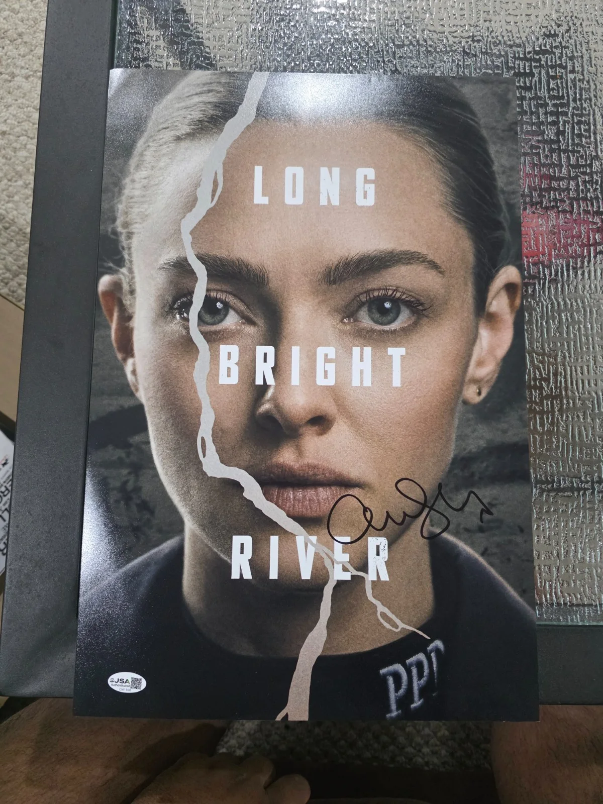 amanda seyfried — AMANDA SEYFRIED Hand Signed LONG BRIGHT RIVER 12X18 Photo POSTER COA JSA
