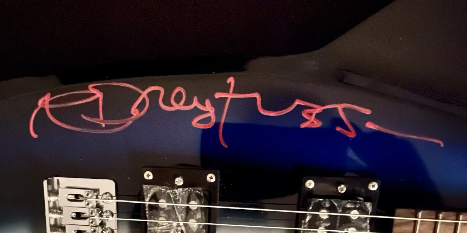 Richard Dreyfuss — Richard Dreyfus Custom-Made Jaws Guitar Signed Jsa Rare￼, image 2