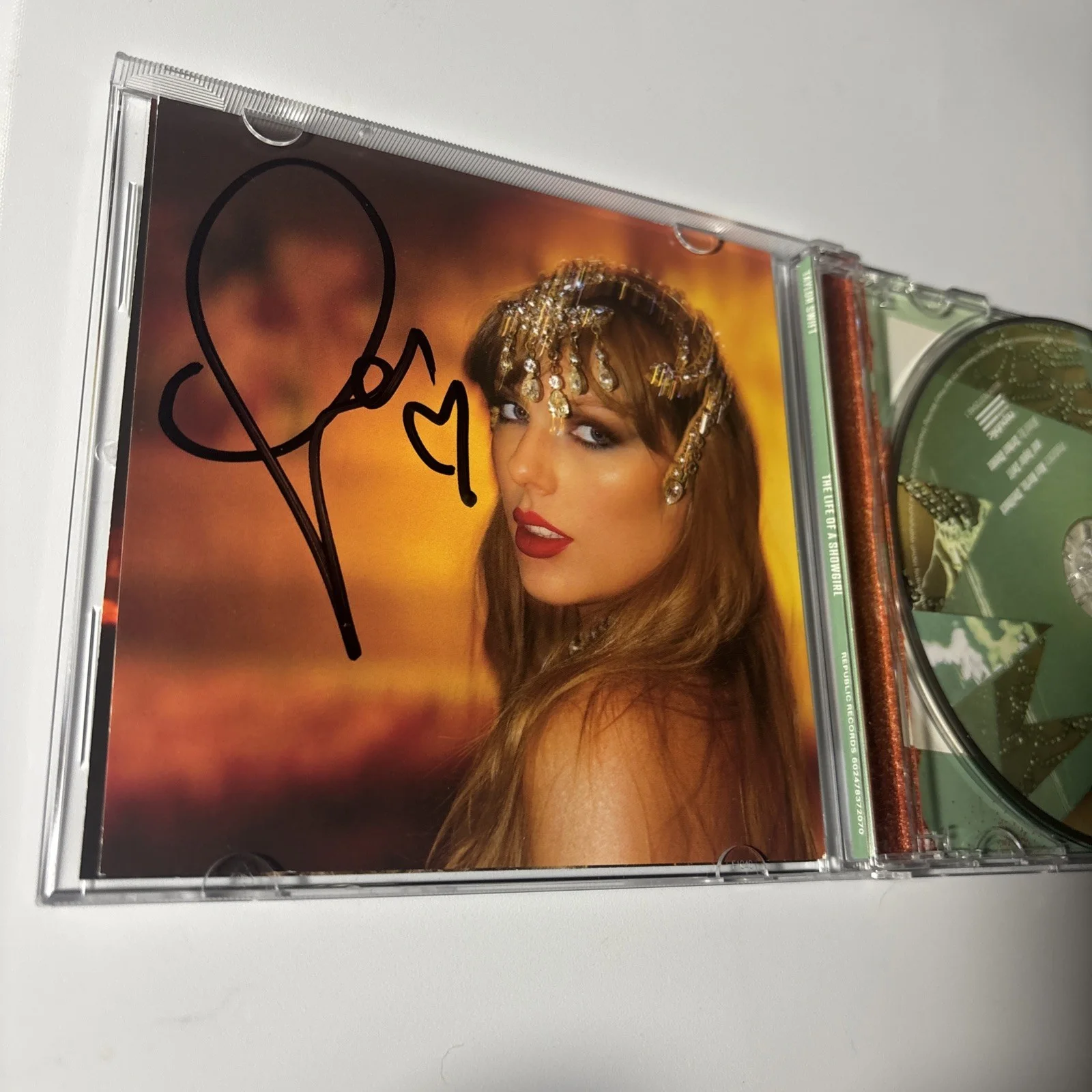 Unique AUTOGRAPHED Taylor Swift Signed The Life Of A Showgirl CD Photo 1, изображение 3