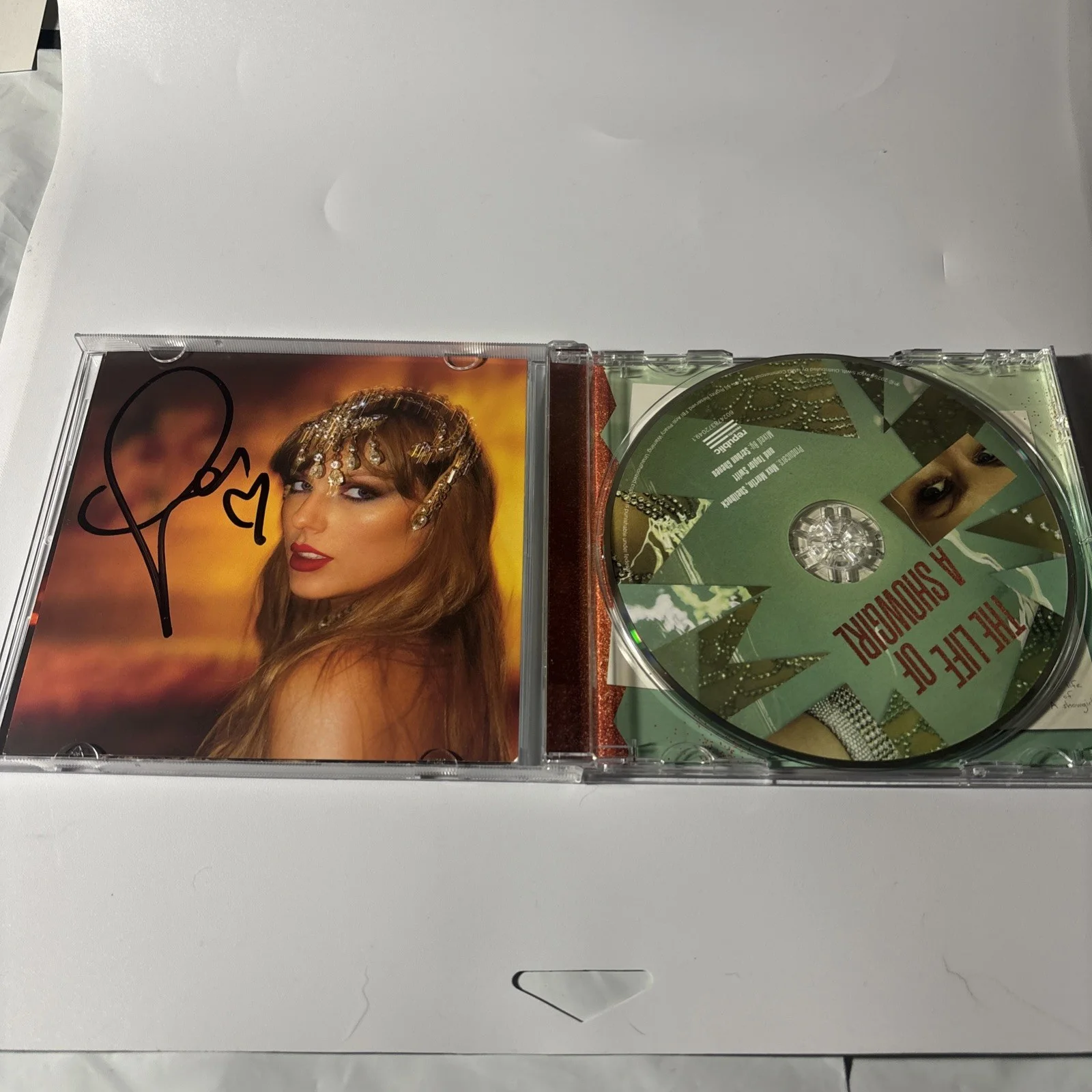 Unique AUTOGRAPHED Taylor Swift Signed The Life Of A Showgirl CD Photo 1, изображение 5