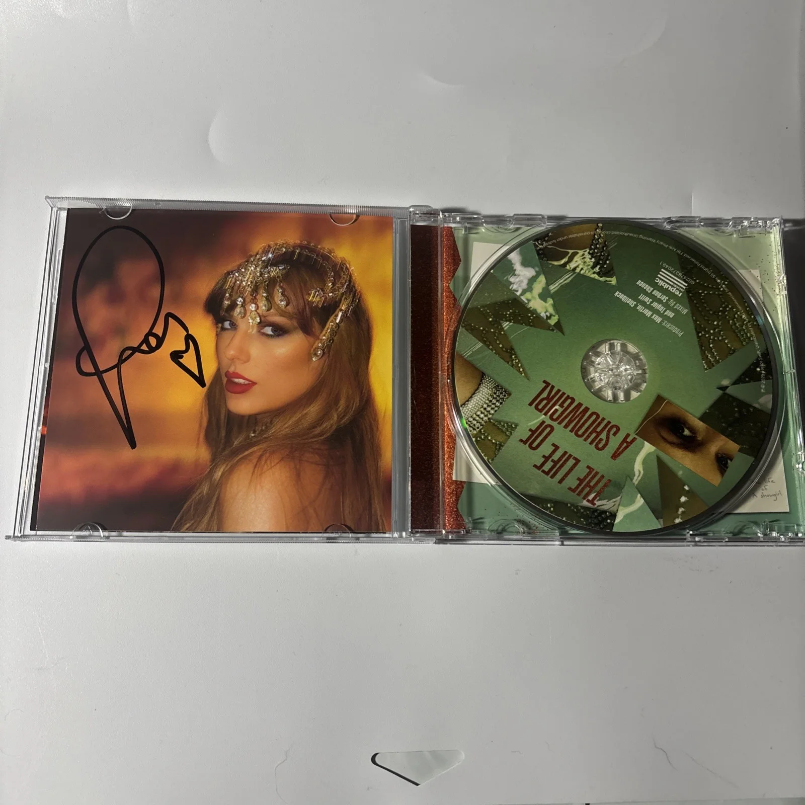Complete HeartAUTOGRAPHED Taylor Swift Signed The Life Of A Showgirl CD Photo 1, изображение 3