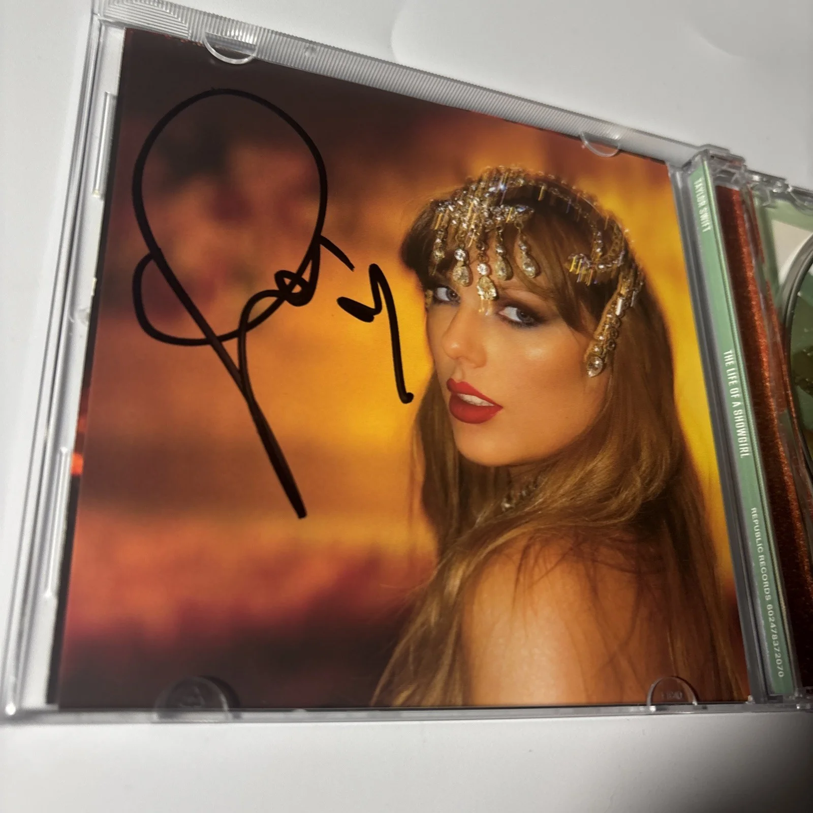 Unique AUTOGRAPHED Taylor Swift Signed The Life Of A Showgirl CD Photo 1, изображение 3