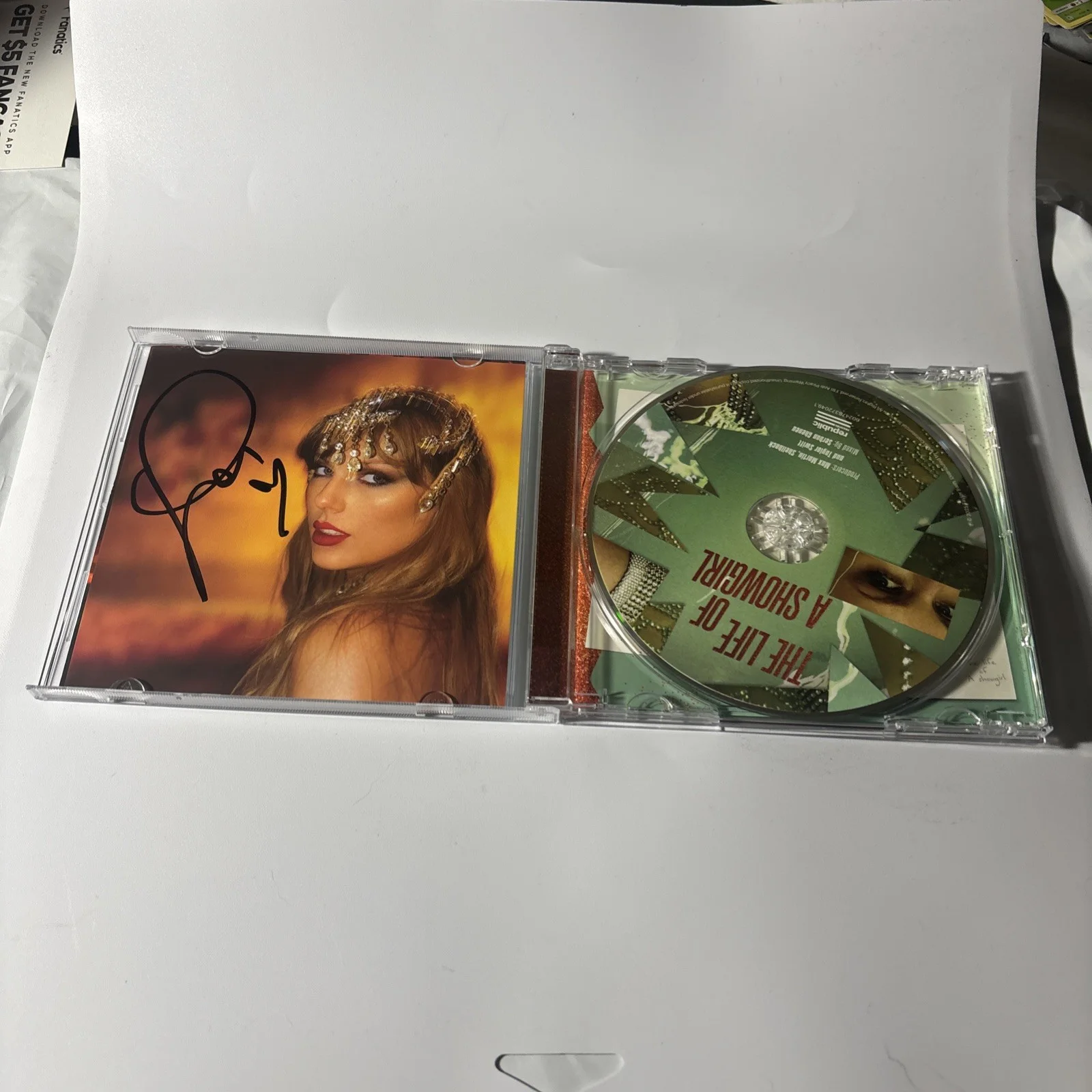 Unique AUTOGRAPHED Taylor Swift Signed The Life Of A Showgirl CD Photo 1, изображение 5