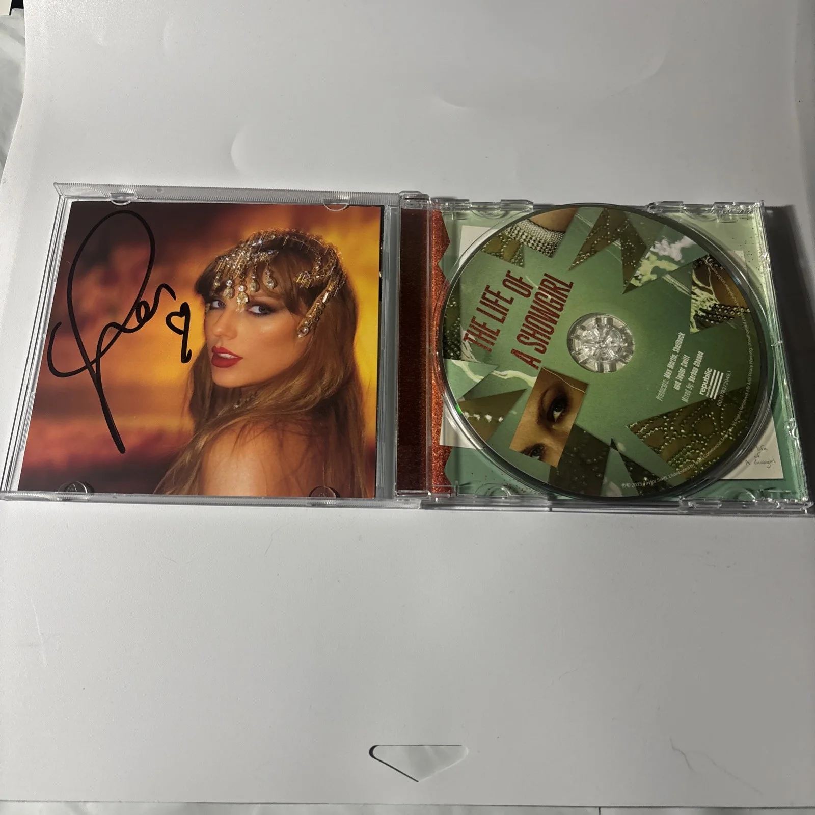 Unique Heart AUTOGRAPHED Taylor Swift Signed The Life Of A Showgirl CD Photo 1, изображение 2