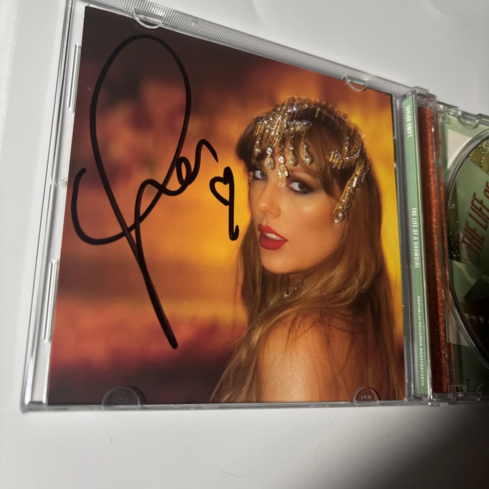 Unique Heart AUTOGRAPHED Taylor Swift Signed The Life Of A Showgirl CD Photo 1, изображение 3