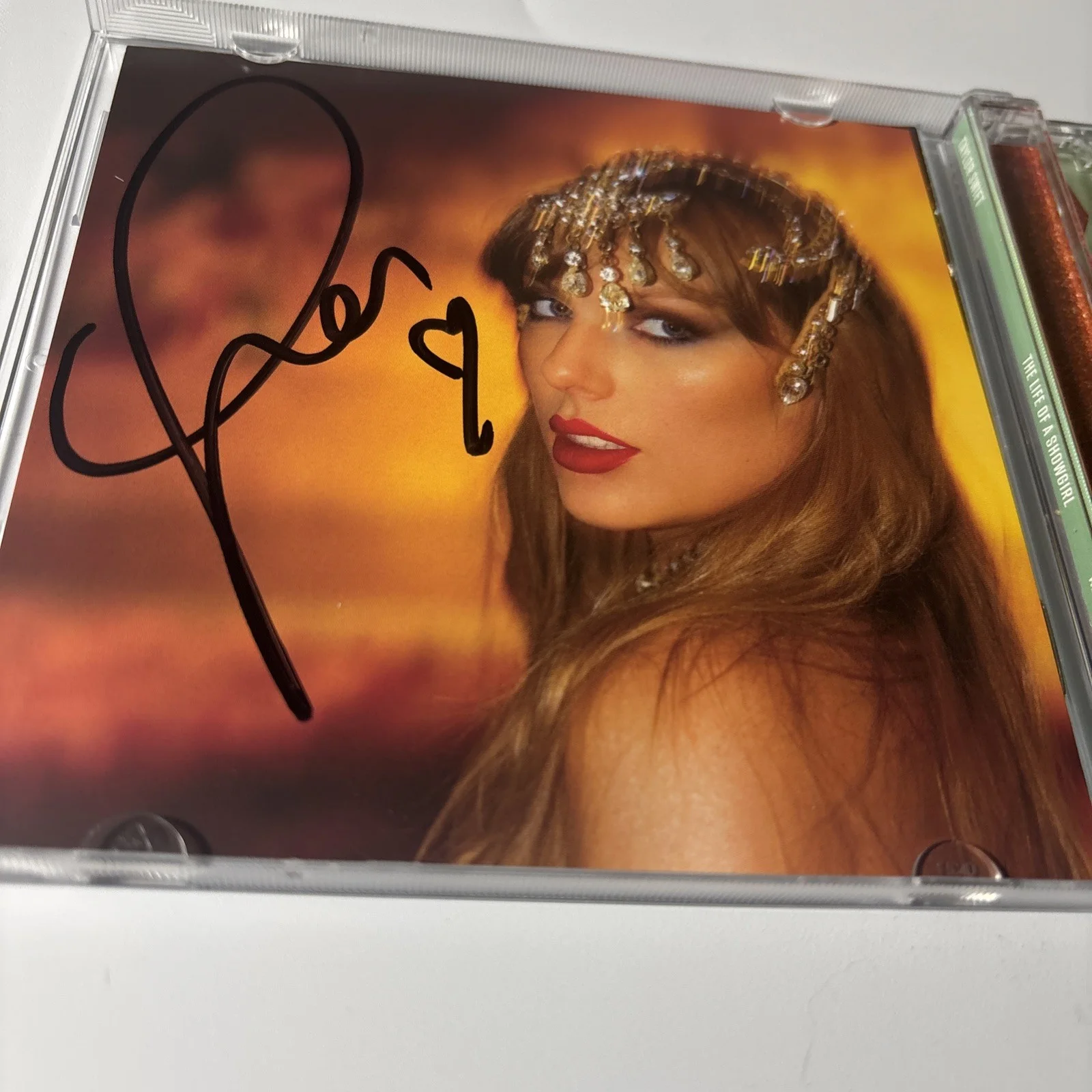 Unique Heart AUTOGRAPHED Taylor Swift Signed The Life Of A Showgirl CD Photo 1, изображение 4