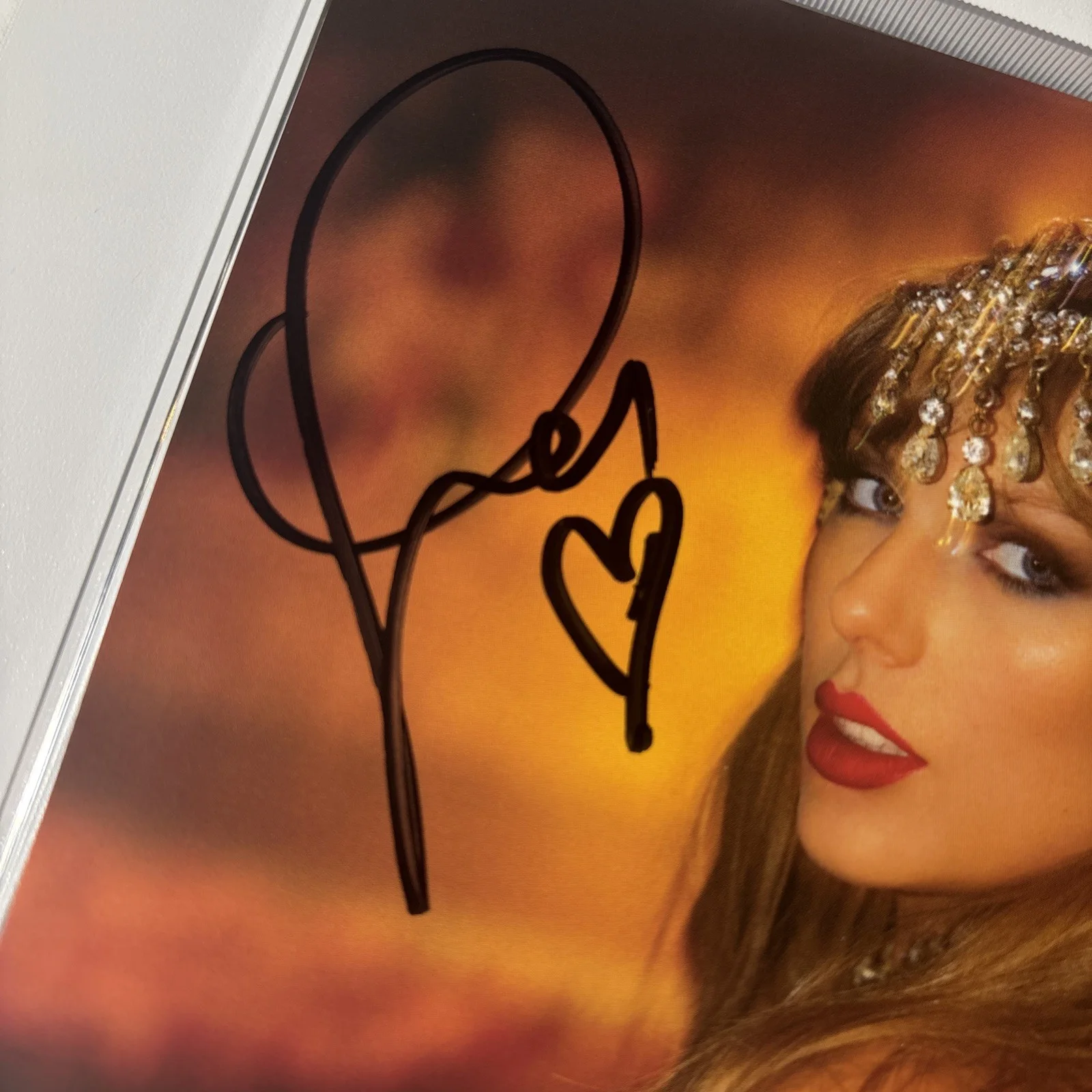 Unique Heart AUTOGRAPHED Taylor Swift Signed The Life Of A Showgirl CD Photo 1, изображение 2