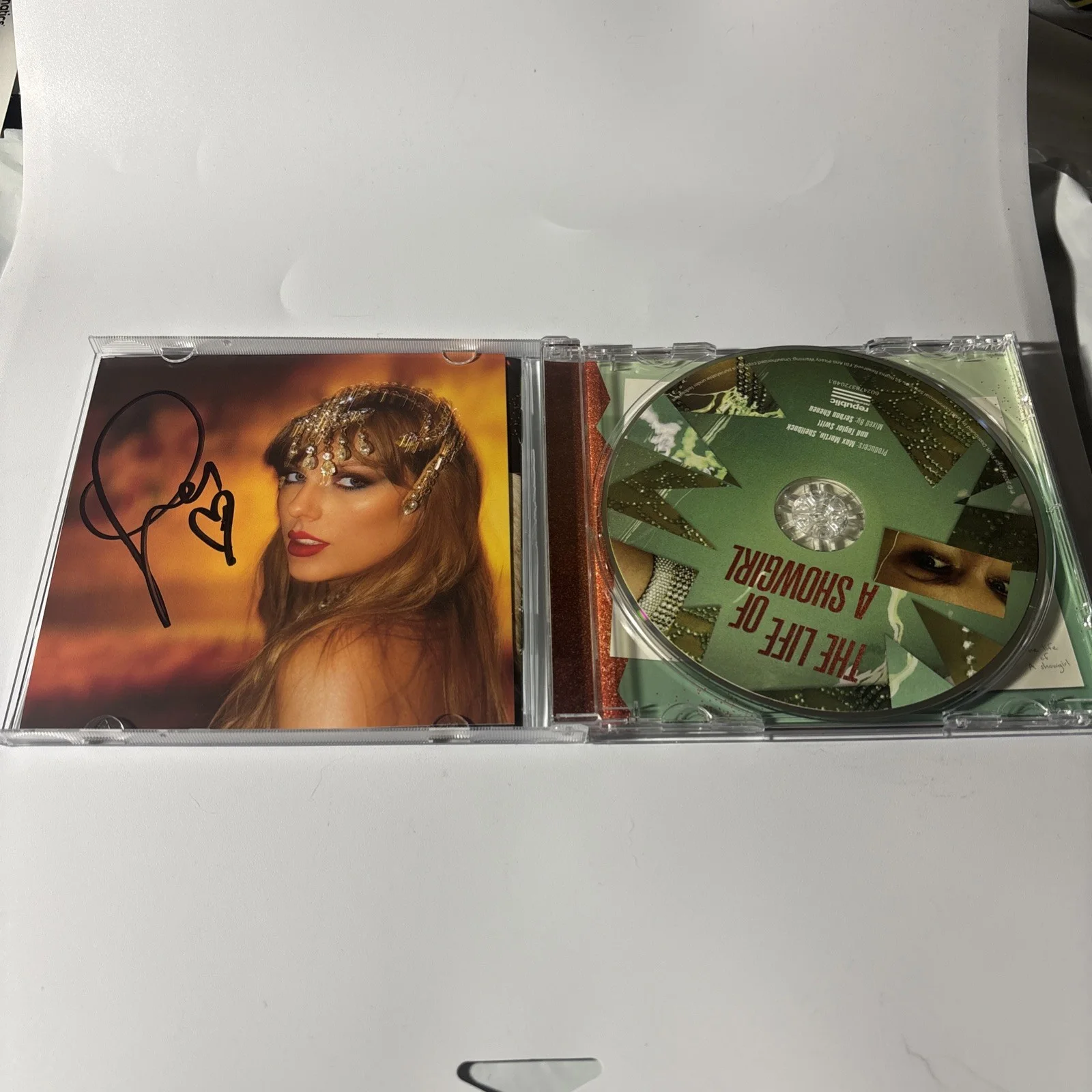 Unique Heart AUTOGRAPHED Taylor Swift Signed The Life Of A Showgirl CD Photo 1, изображение 3