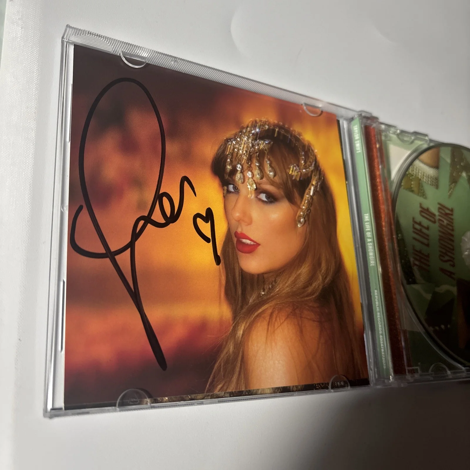 Rare LONG Signature Auto Taylor Swift Signed The Life Of A Showgirl CD Photo 1, изображение 3