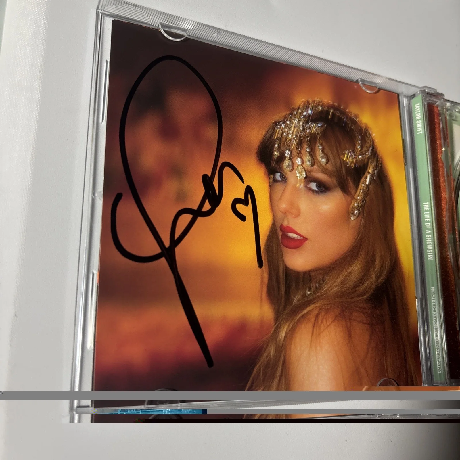 Rare LONG Signature Auto Taylor Swift Signed The Life Of A Showgirl CD Photo 1, изображение 3