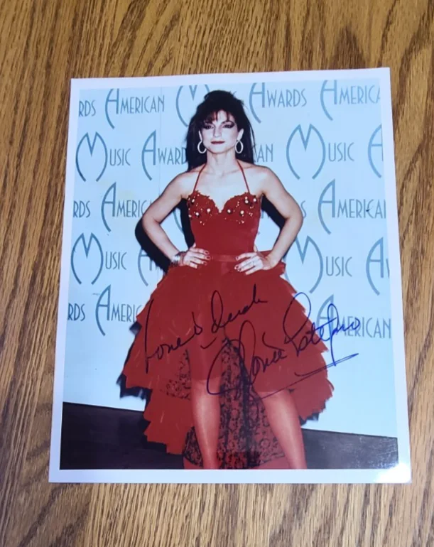 Gloria Estefan 8 x 10 photo signed with COA, image 2